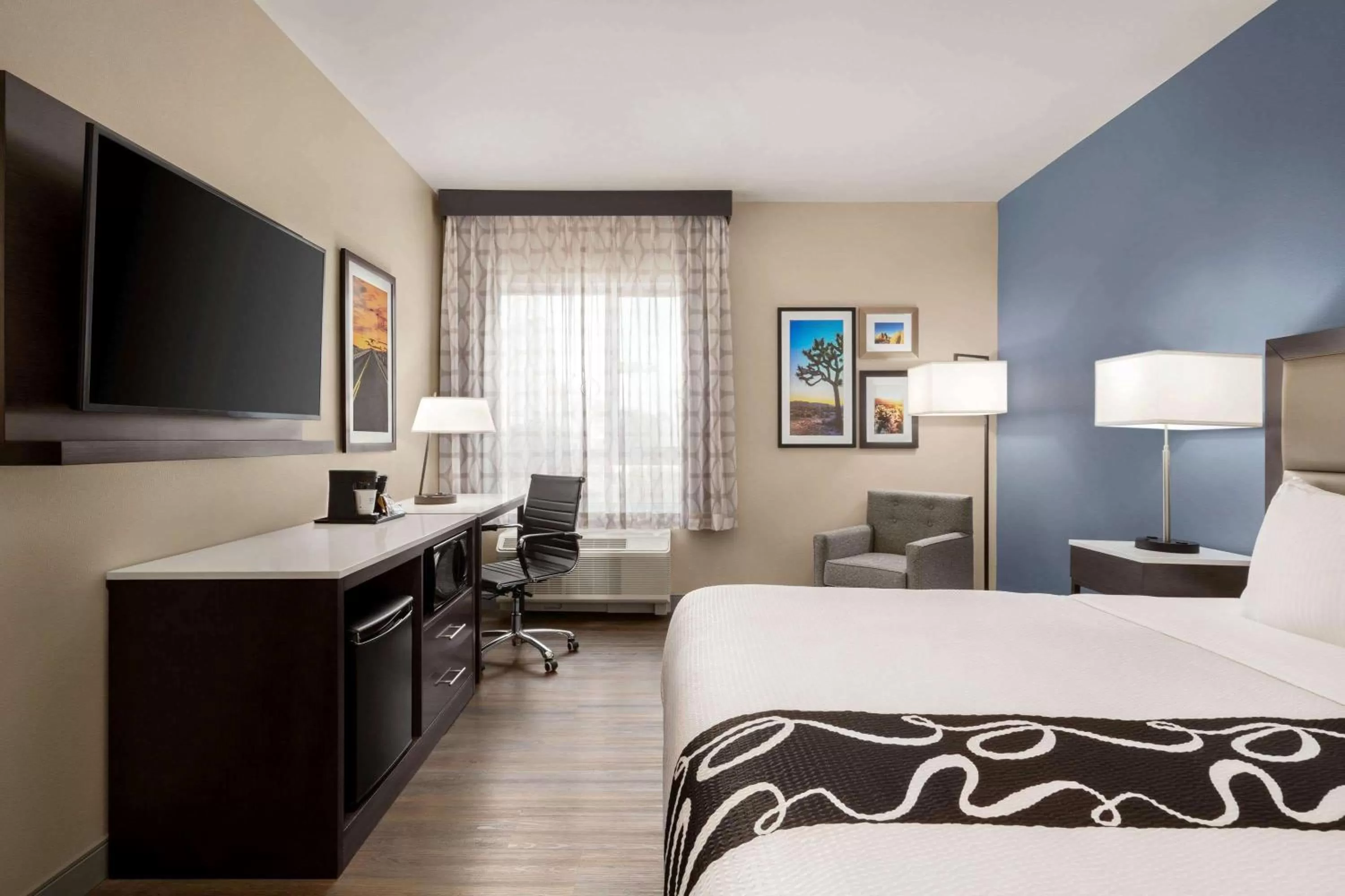 King Room - Mobility Access/Non-Smoking in La Quinta Inn & Suites by Wyndham San Bernardino