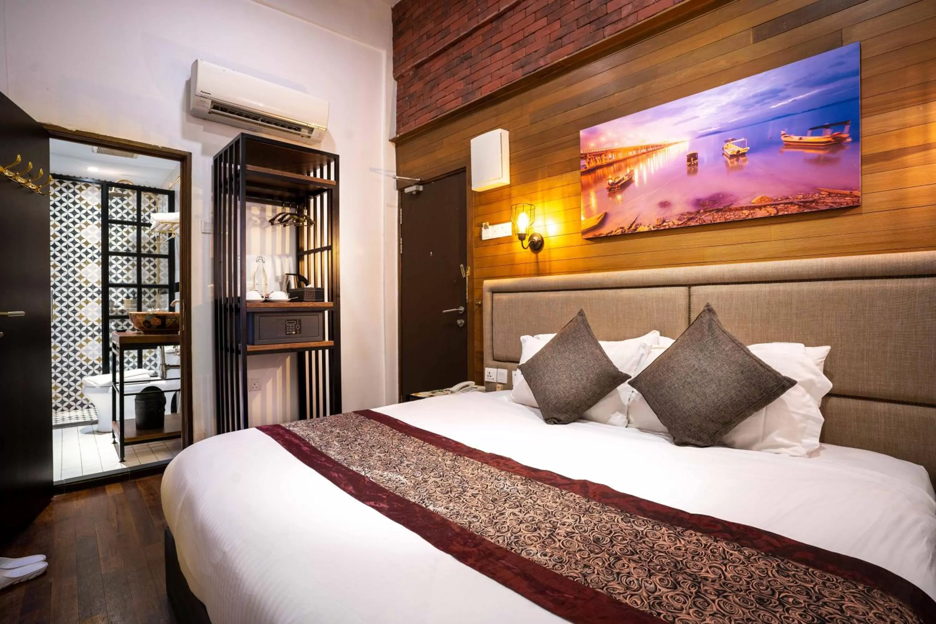 Superior King Room in RARE Heritage House