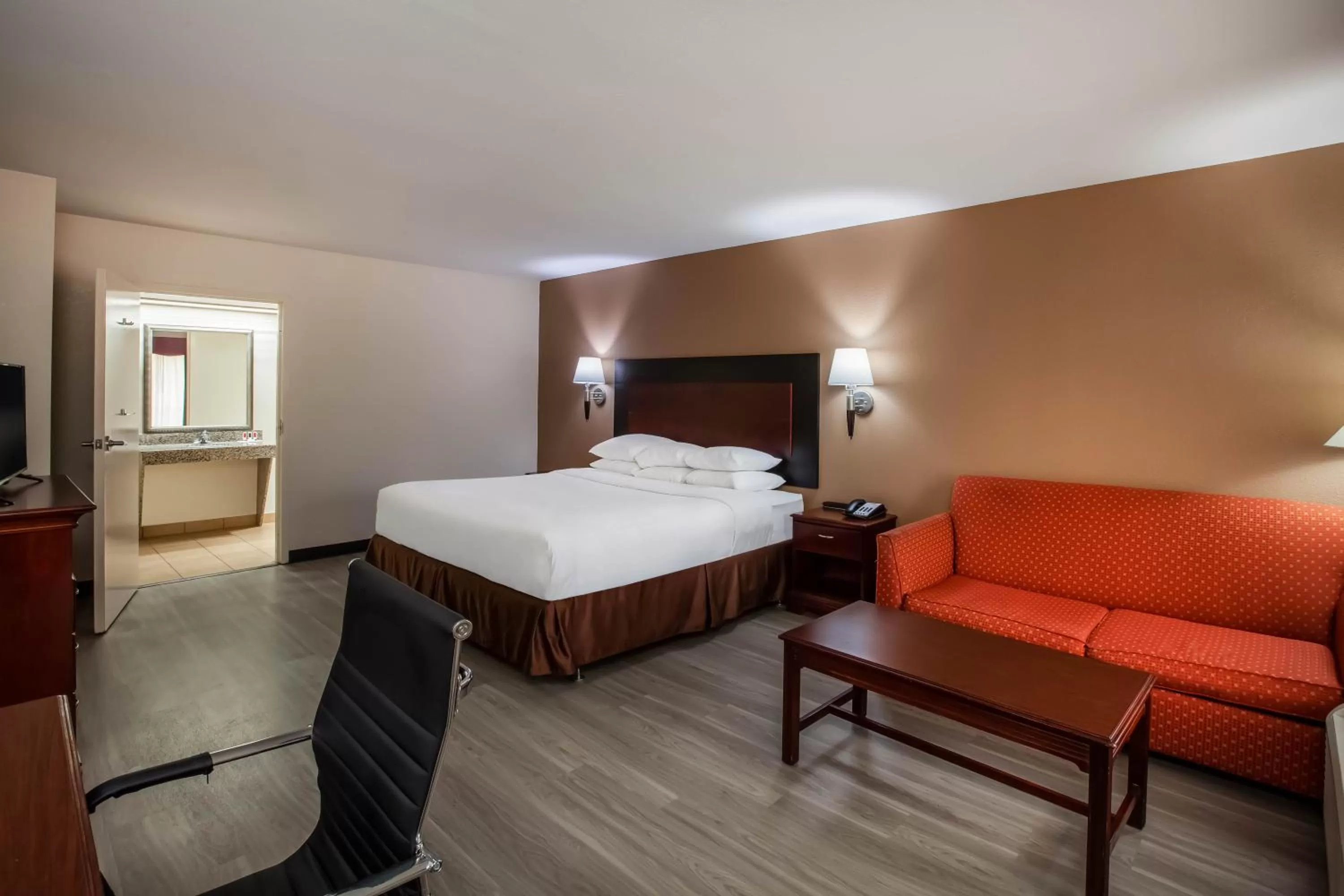 King Room - Disability Access/Non-Smoking in Days Inn & Suites by Wyndham Tyler