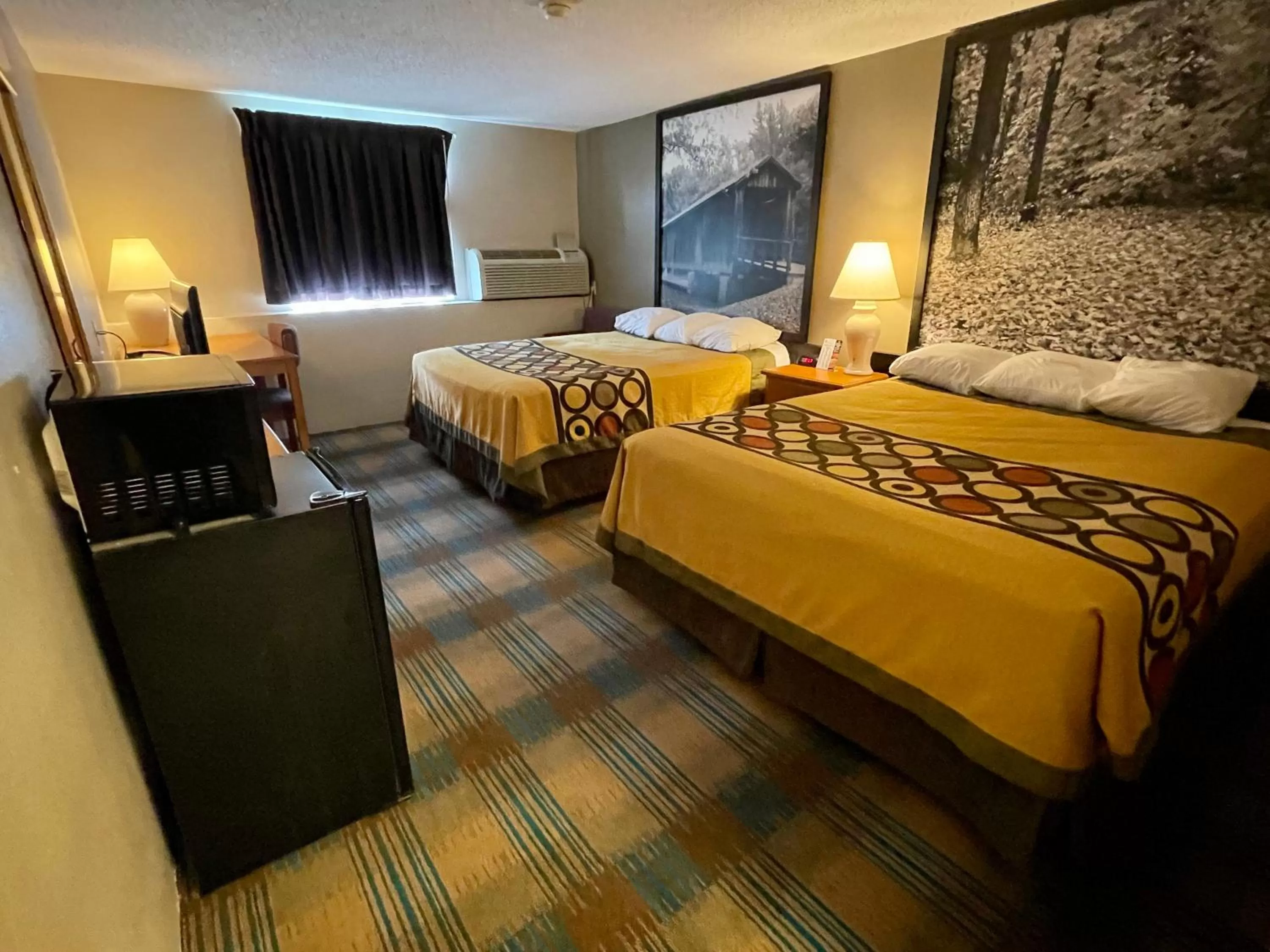 Queen Room with Two Queen Beds - Non-Smoking in Super 8 by Wyndham Hannibal
