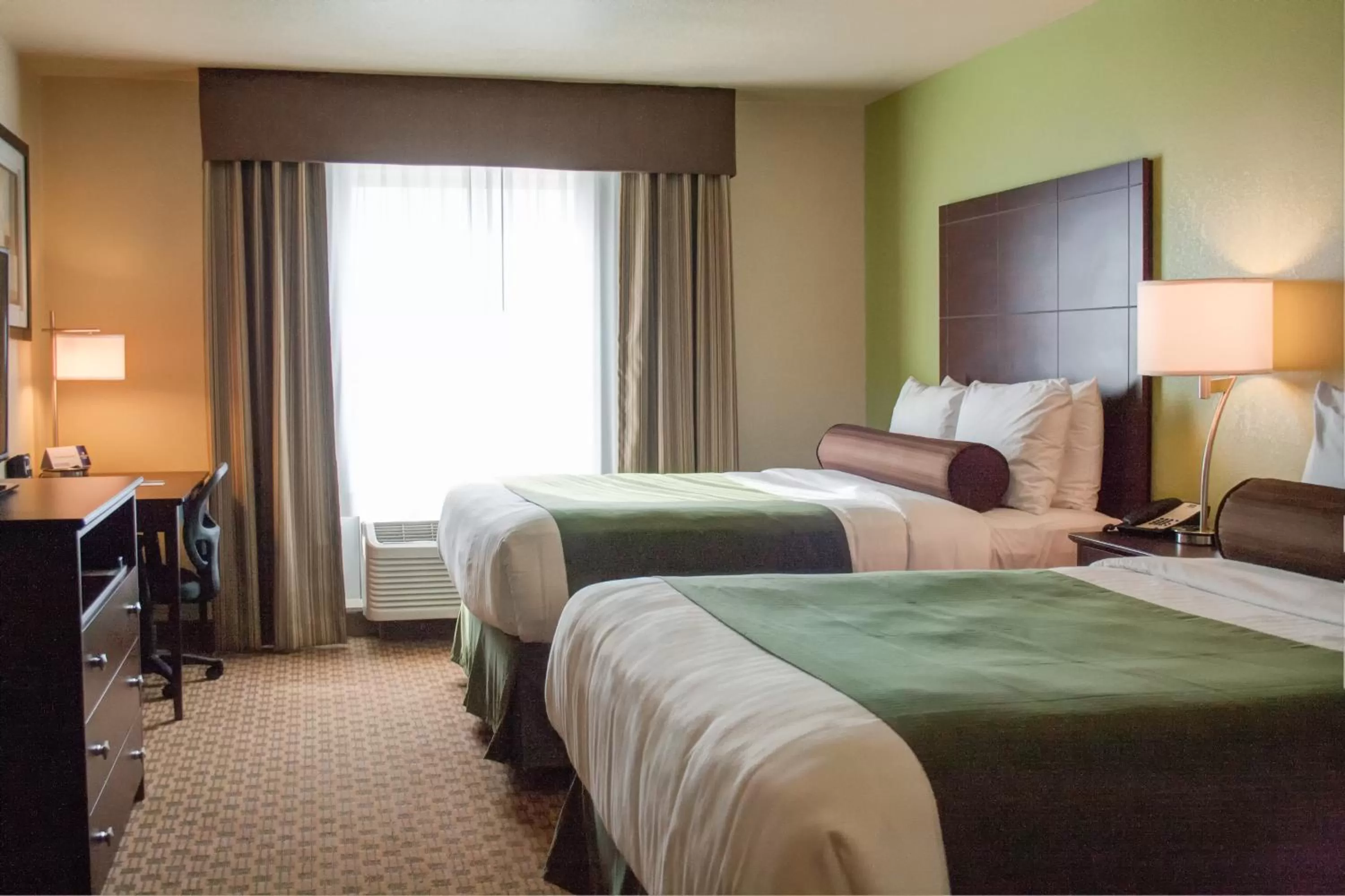 Deluxe Queen Room in Cobblestone Inn & Suites - Waverly