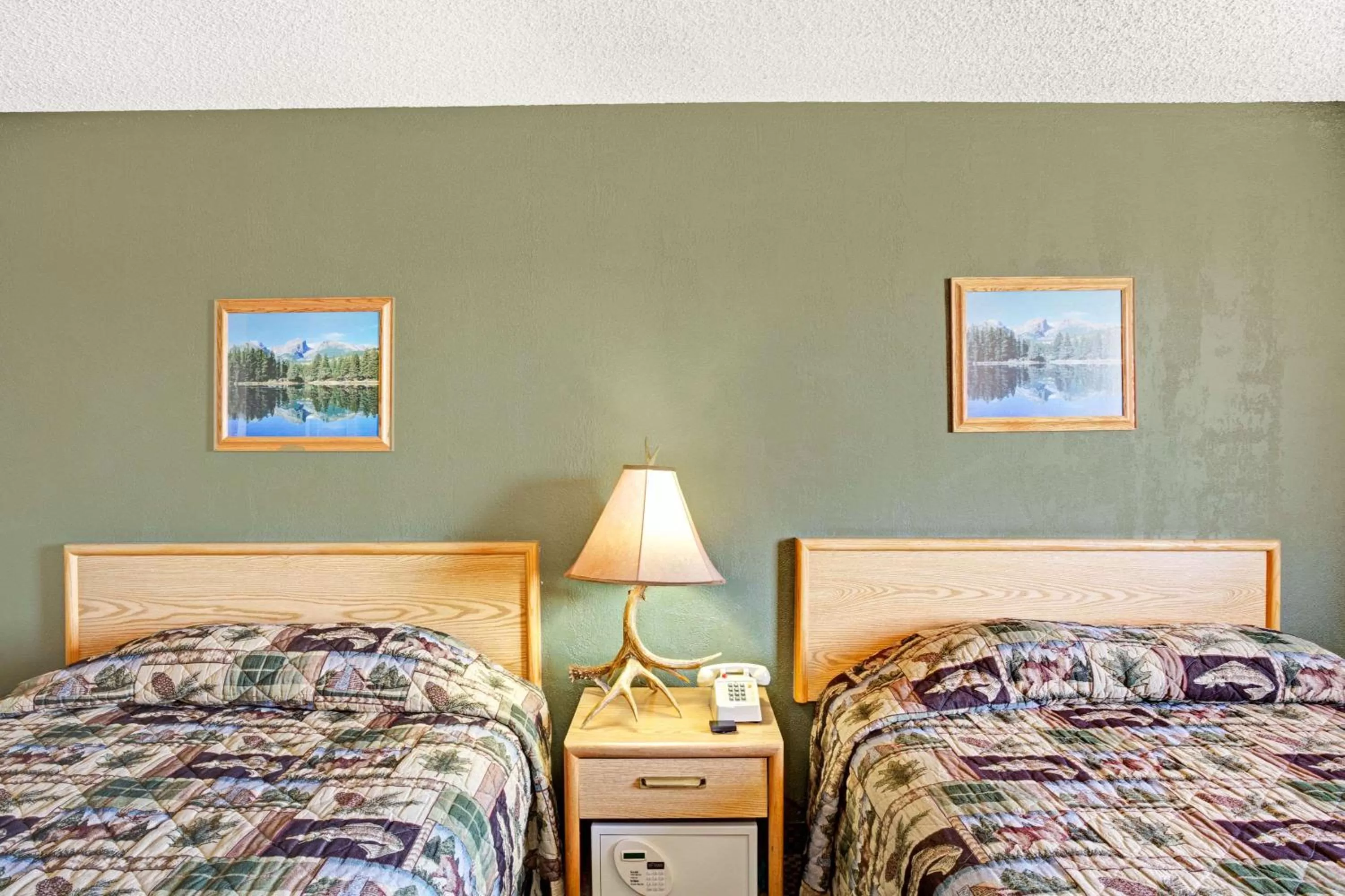 Double Room with Two Double Beds - Smoking in Topaz Lodge