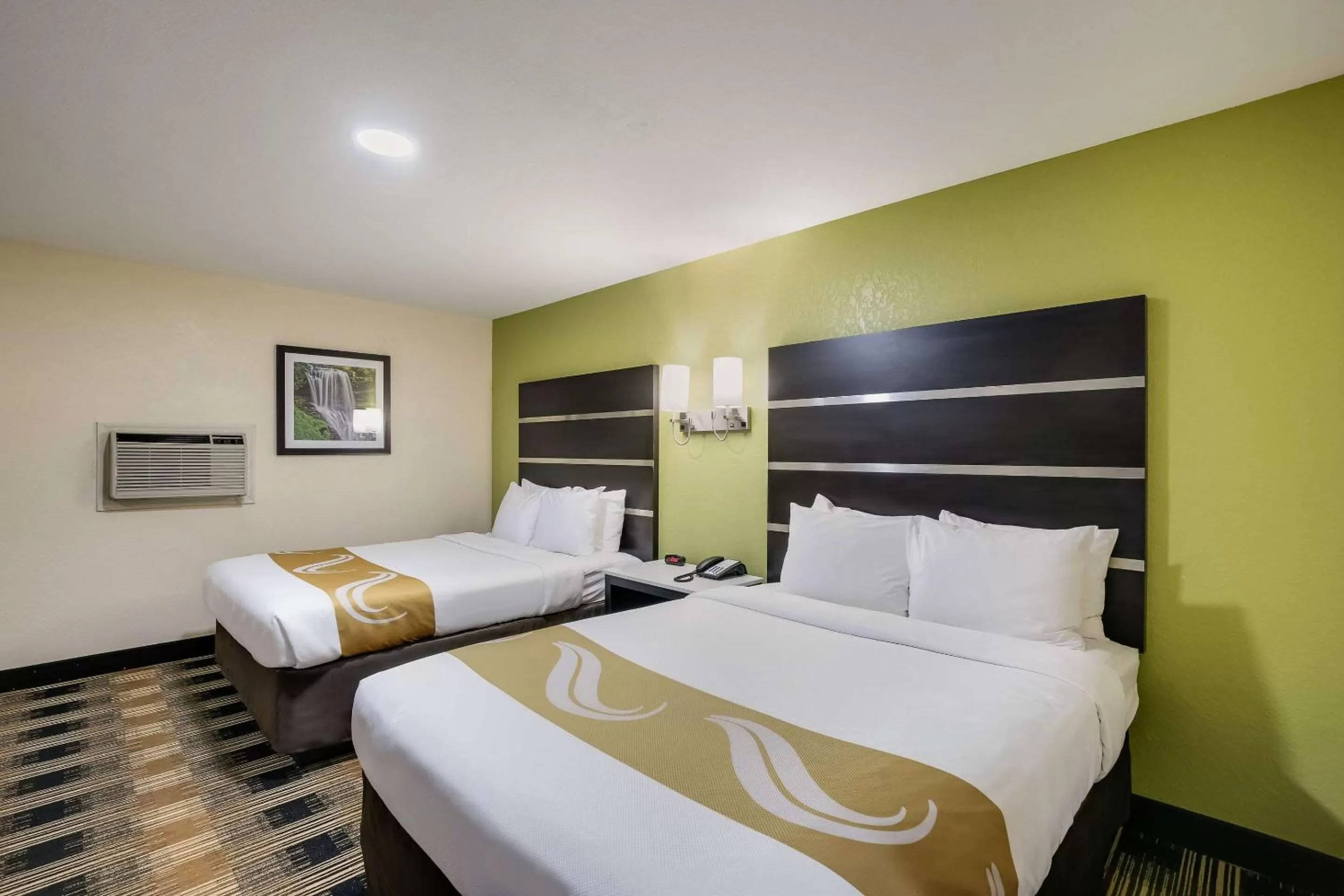 Queen Suite with Whirpool - Non-Smoking in Quality Inn & Suites Mt Chalet