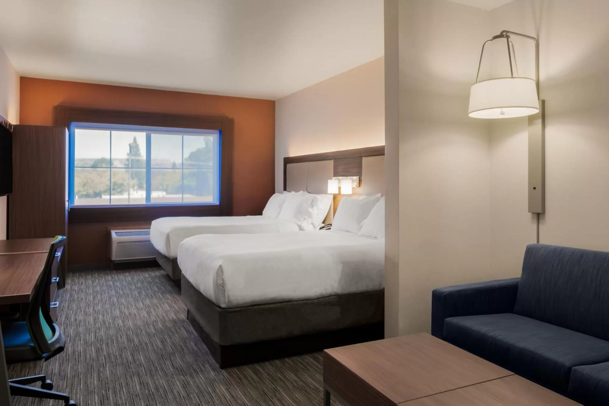 Queen Suite with Two Queen Beds in Holiday Inn Express Hotel & Suites Oroville Southwest, an IHG Hotel