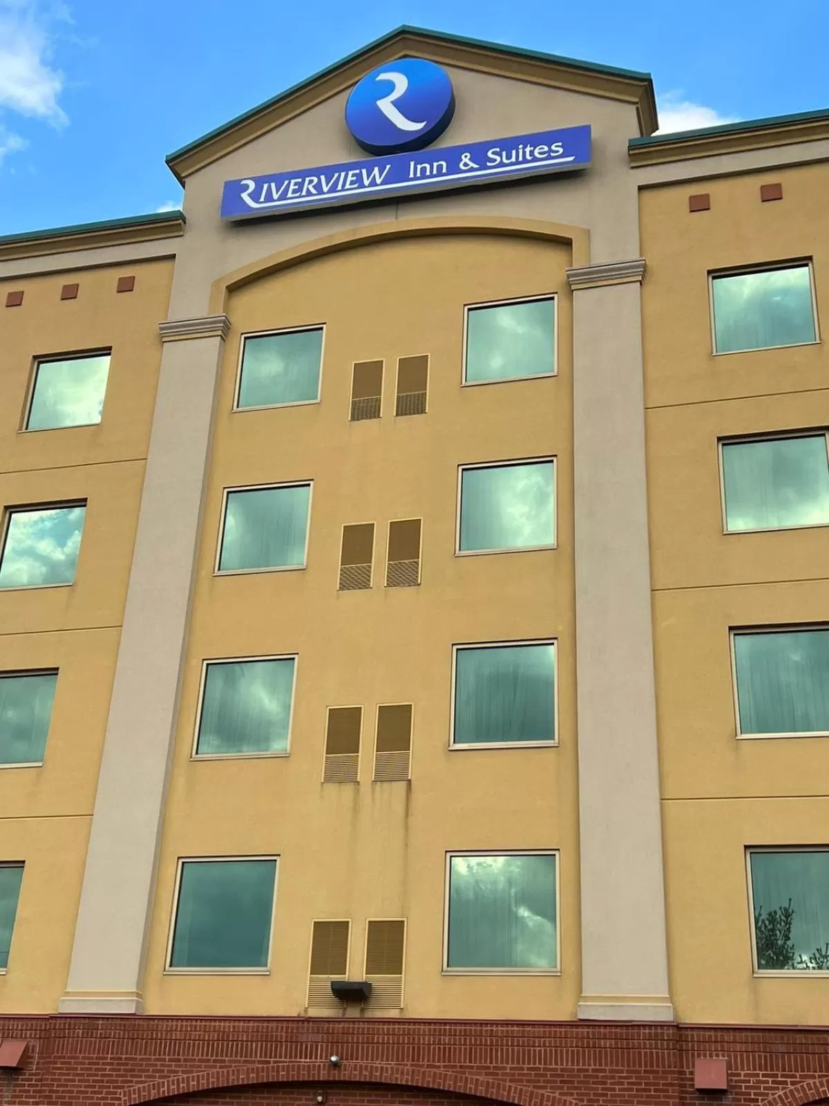 Property Building in Riverview Inn & Suites