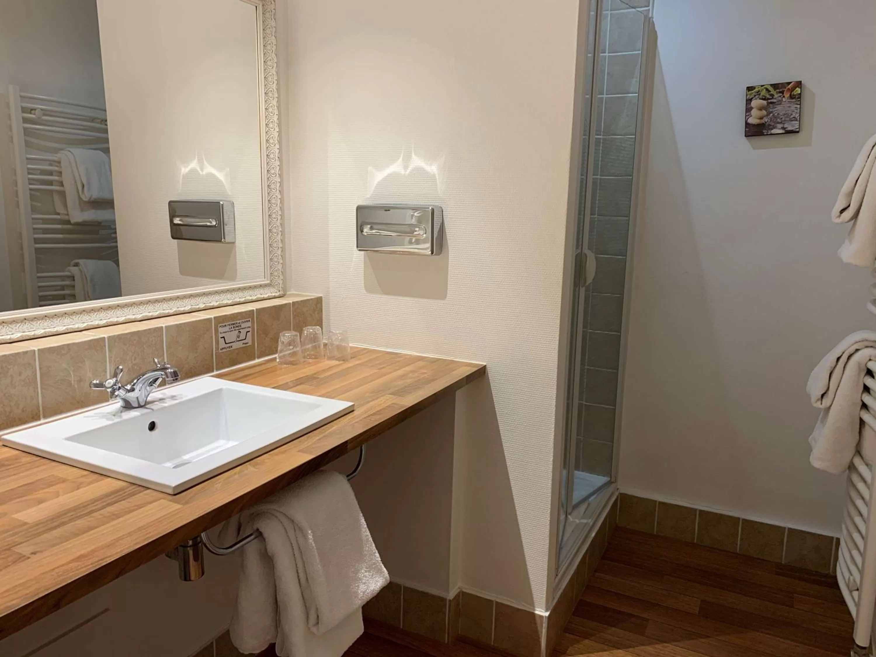 Deluxe Room with One King and One Single Bed - Non-Smoking in Best Western Hôtel Des Voyageurs