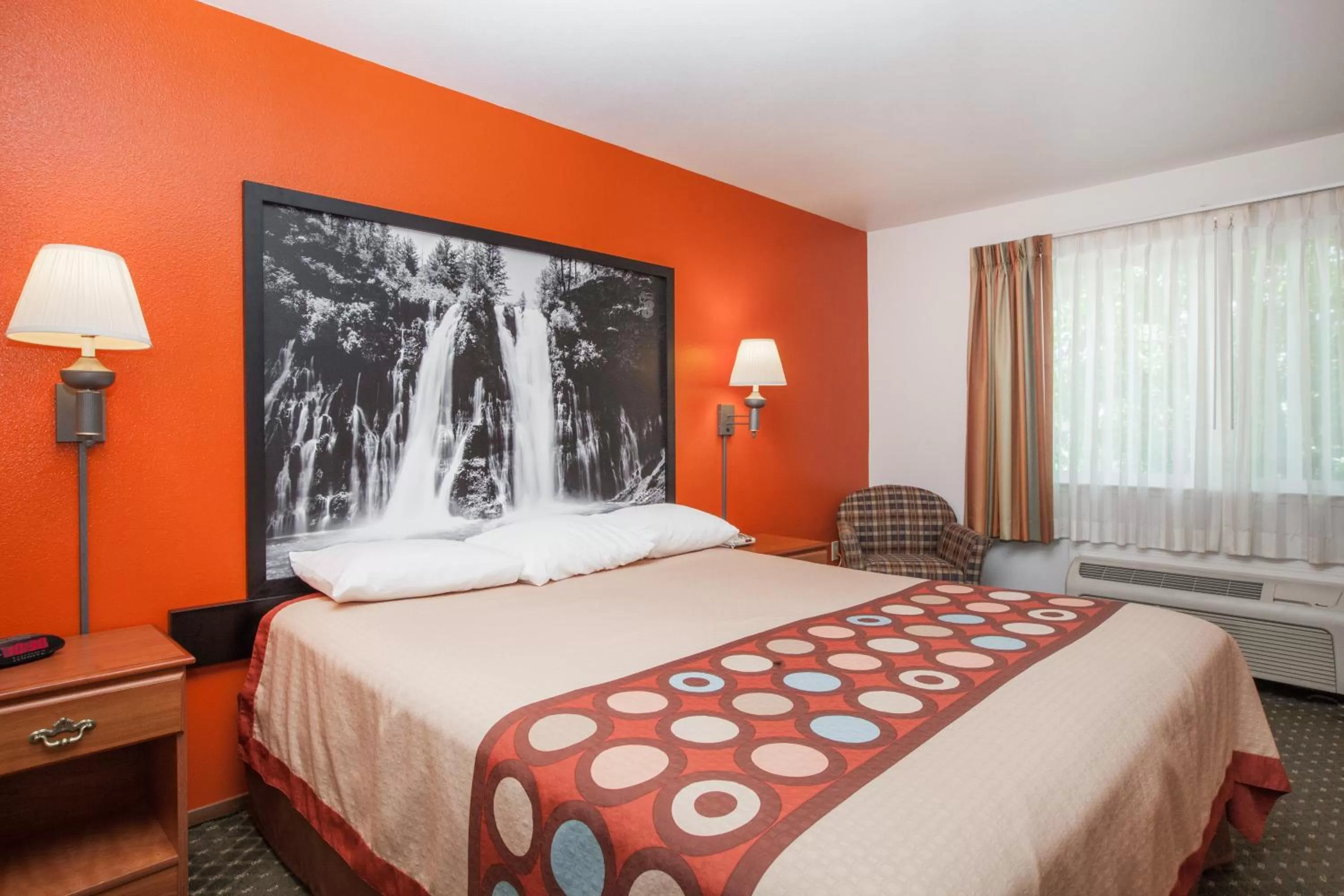 King Room - Non-Smoking in Super 8 by Wyndham Cloverdale Wine Country