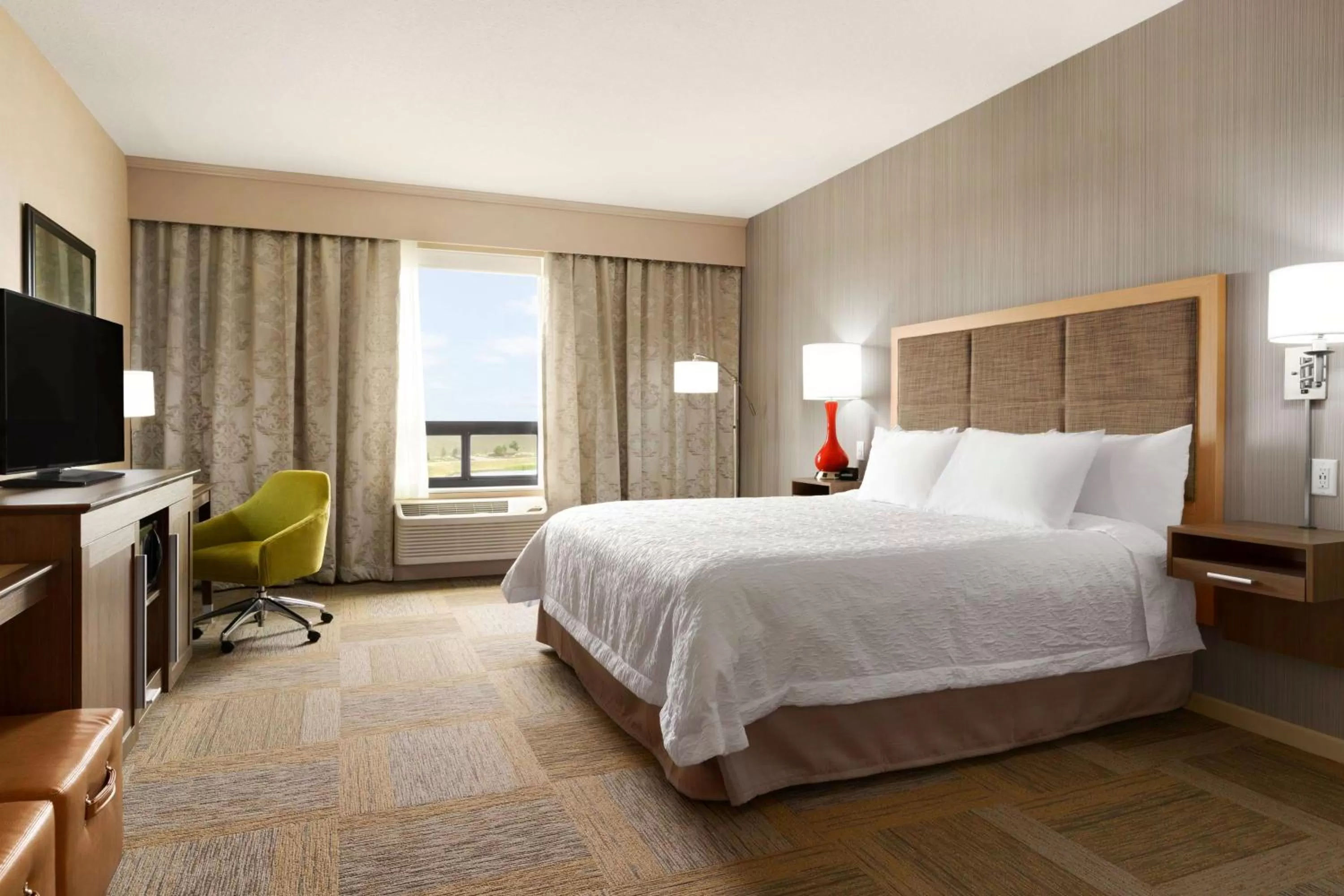 King Room with Roll-In Shower - Mobility Access/Non-Smoking in Hampton Inn by Hilton Edmonton/Sherwood Park