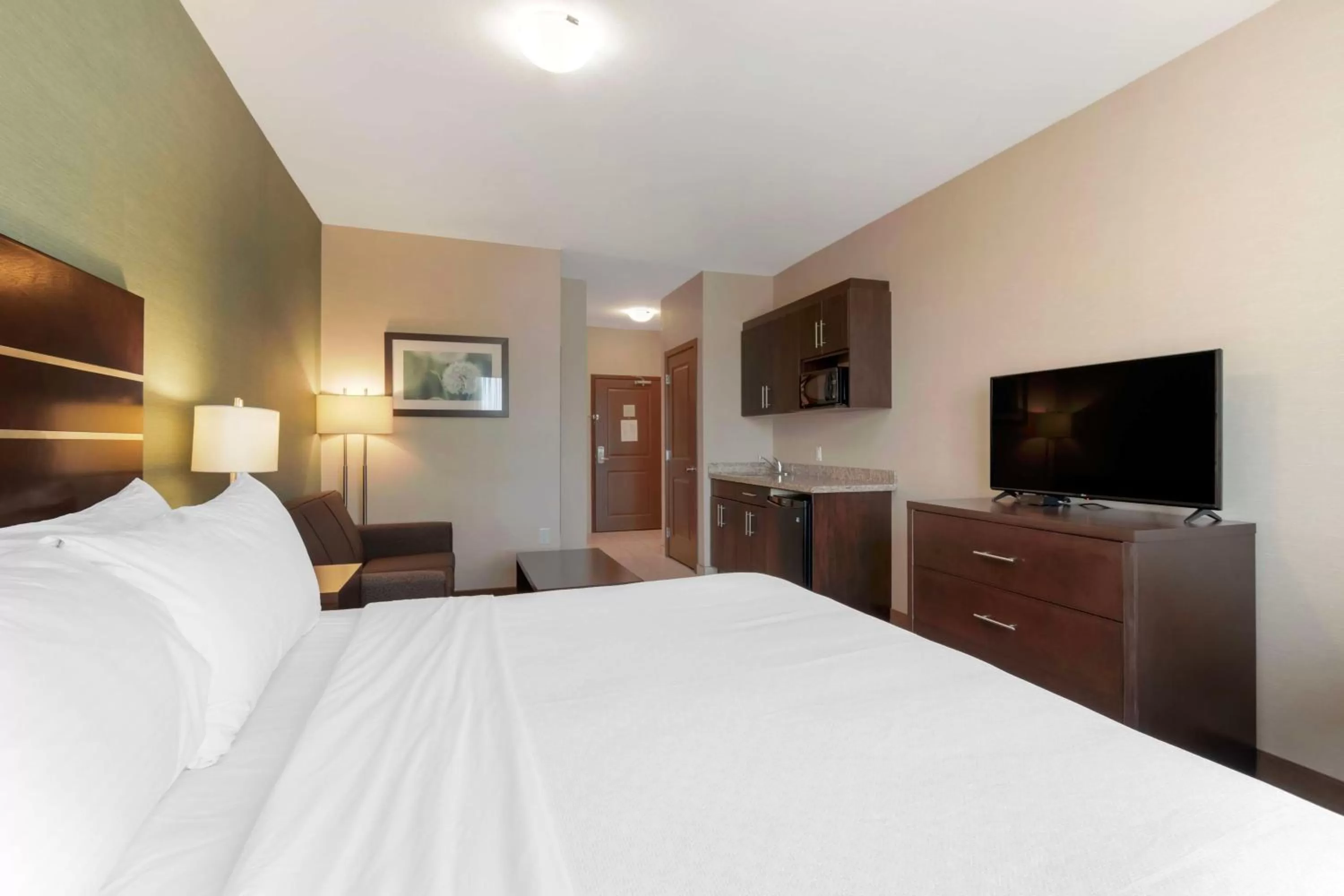 King Room with Kitchenette in Best Western Plus Moosomin Hotel