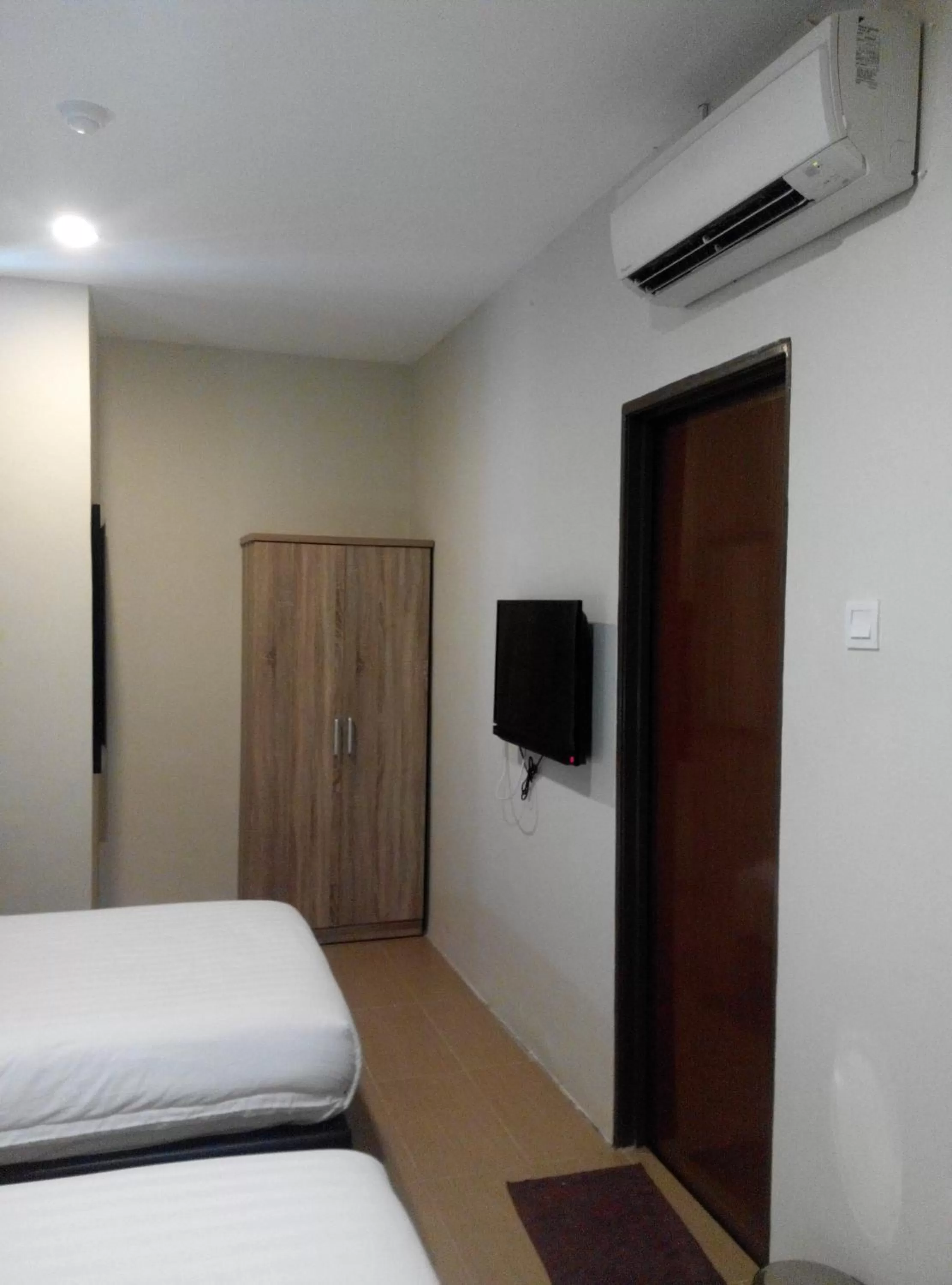Standard Queen Room without Window in Welcome Inn GM