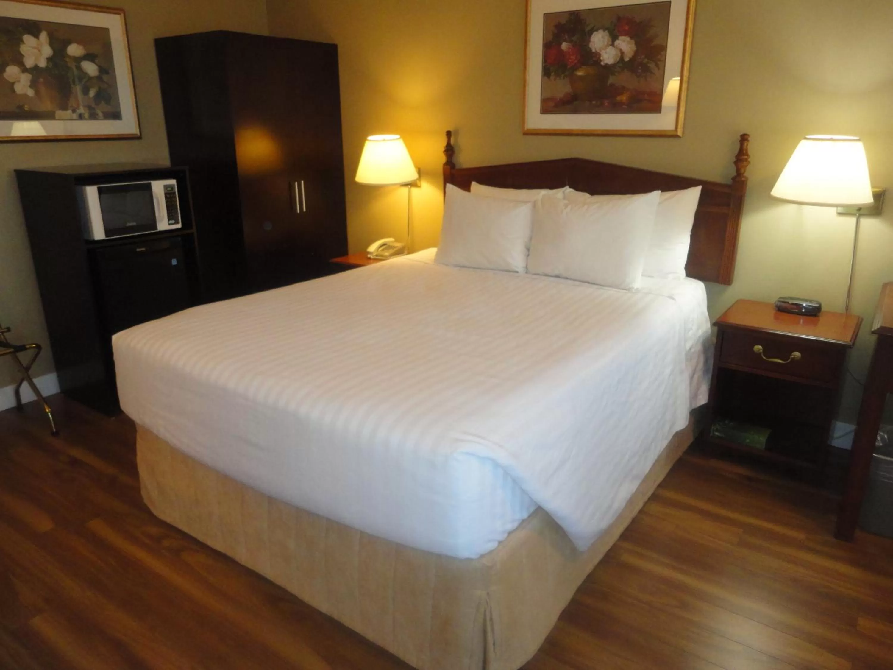 Queen Room - Disability Access - Non-Smoking in Days Inn by Wyndham Vernon