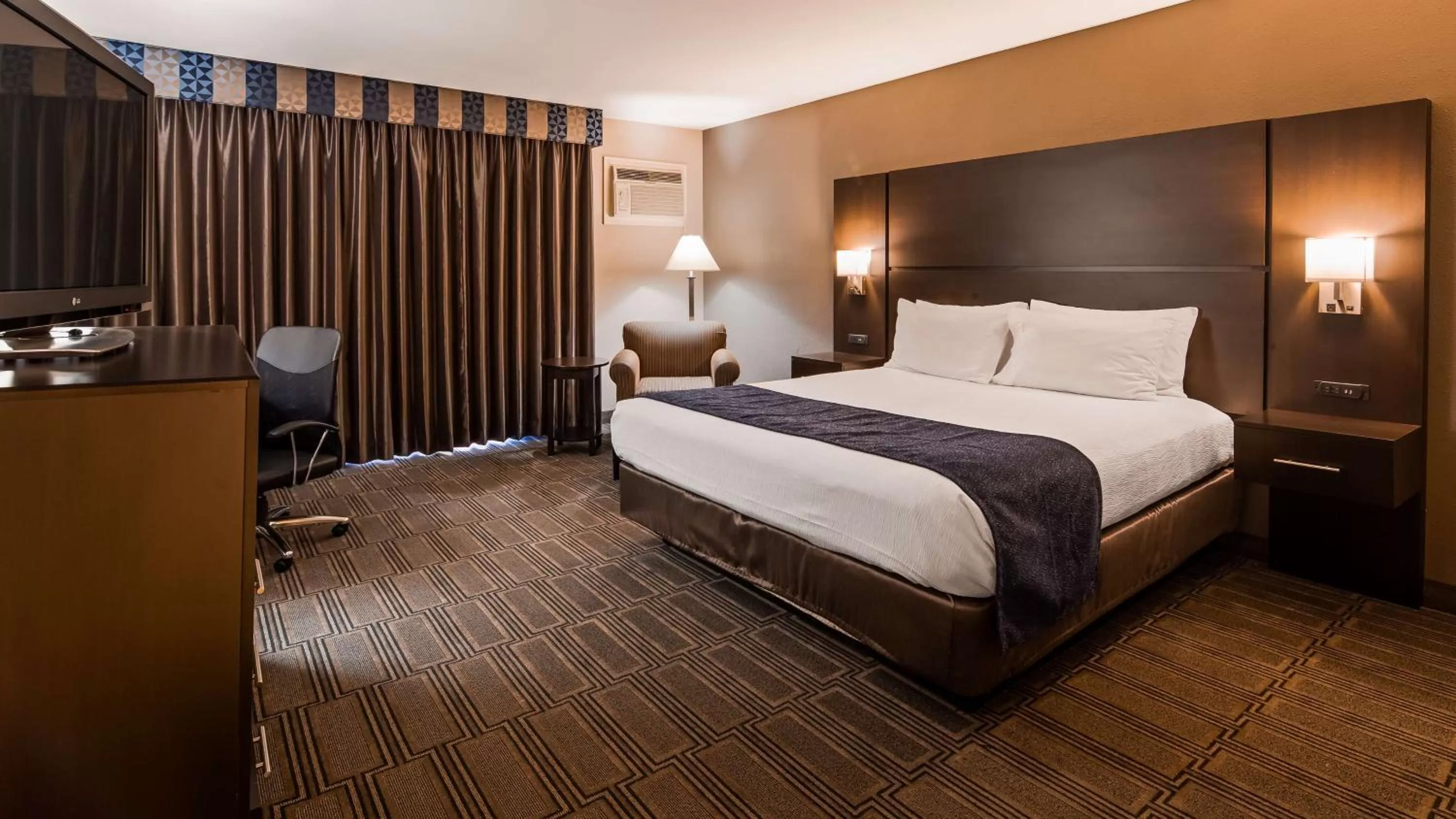 King Room with Roll-In Shower - Mobility Accesible/Non-Smokings in Best Western Andersen's Inn