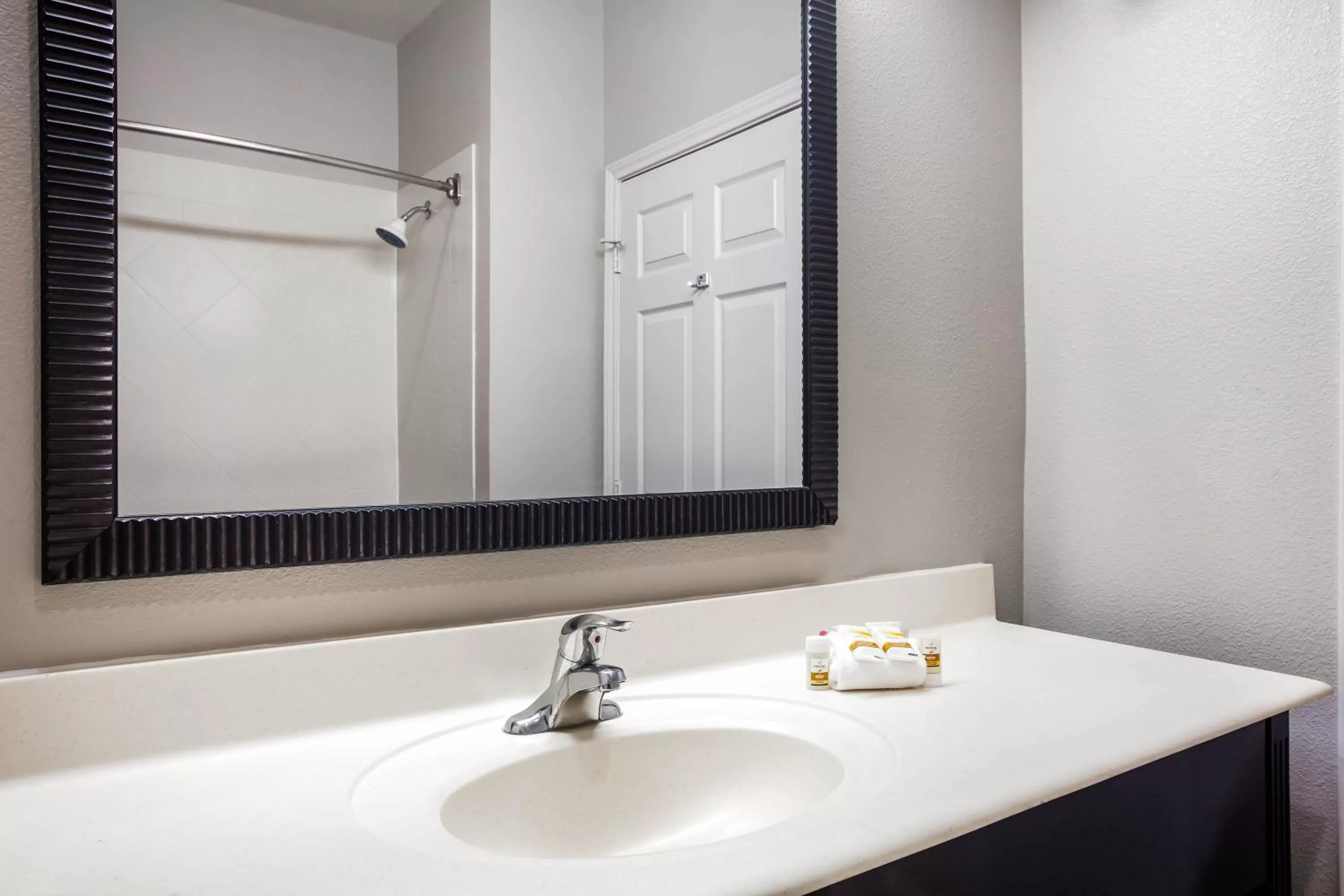 King Room with Bath Tub - Mobility/Hearing Accessible - Non-Smoking in La Quinta by Wyndham Columbus TX