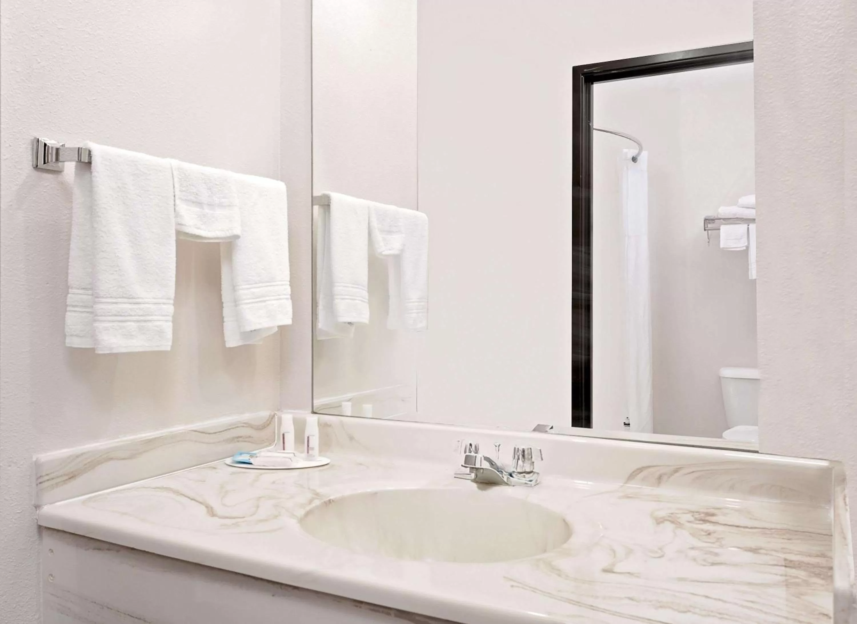 Deluxe King Suite - Non-Smoking in Howard Johnson by Wyndham Gothenburg