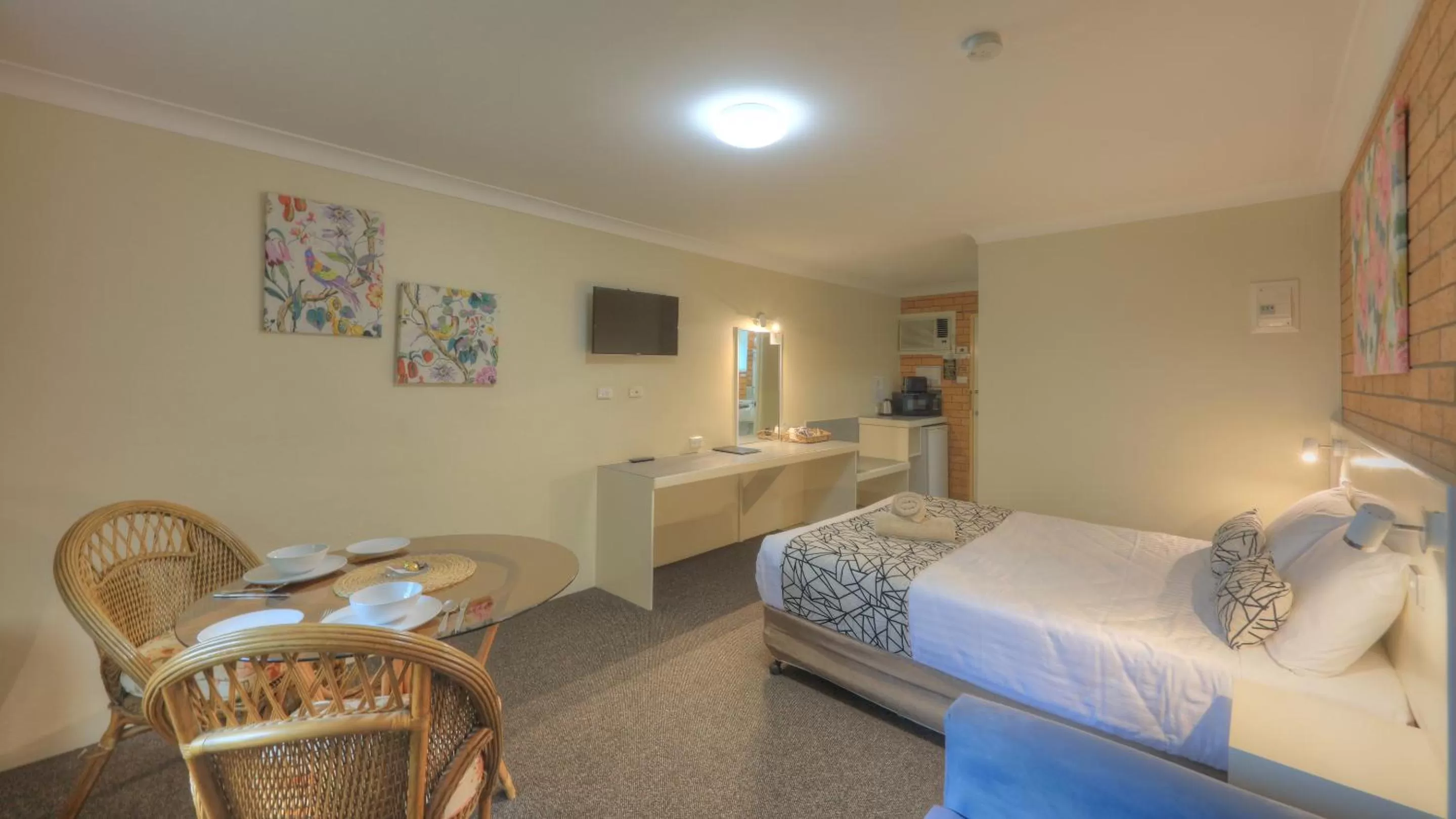 Queen Room in Rosebourne Gardens Motel