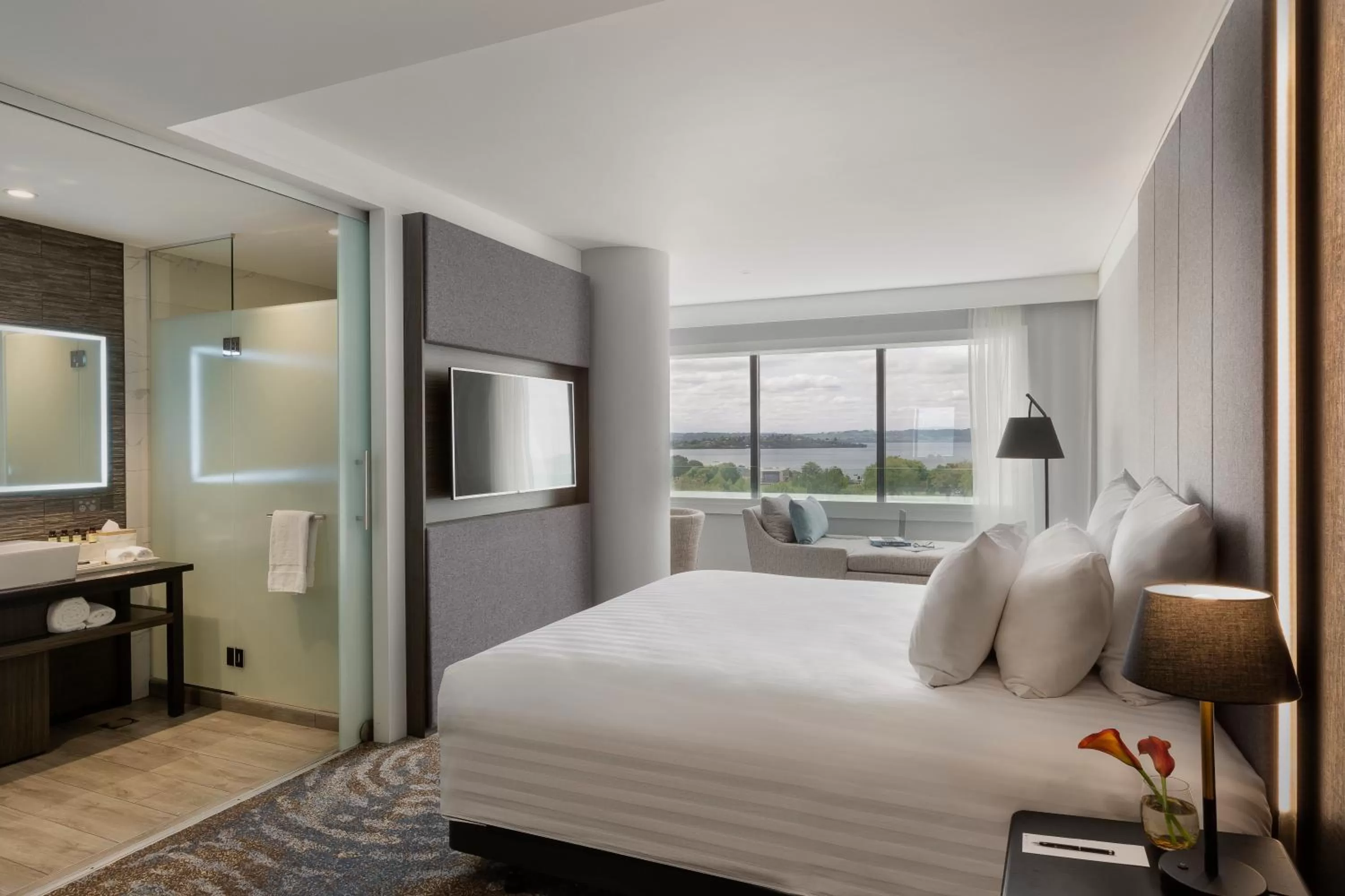 Superior King Room with Lake View in Pullman Rotorua