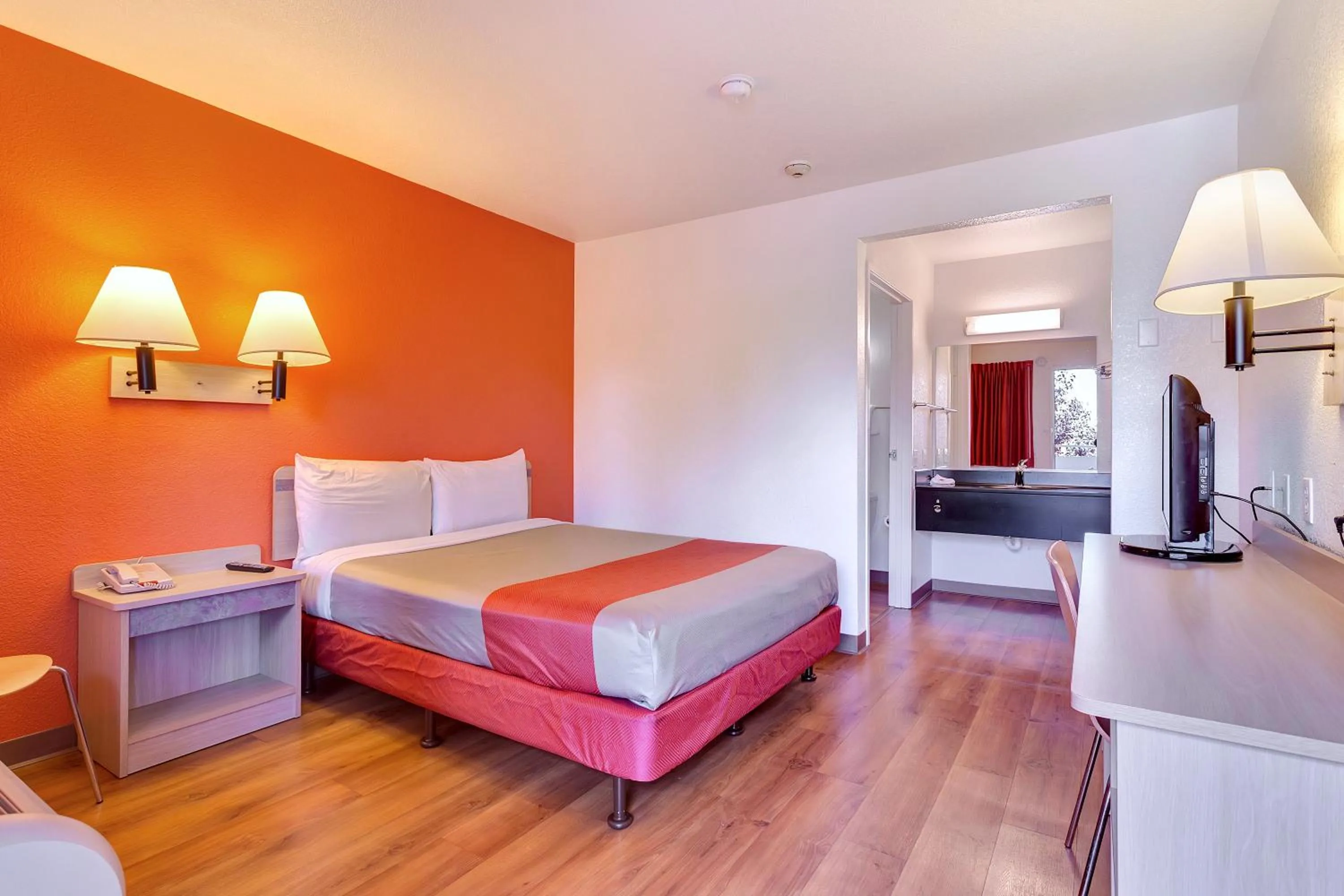 Deluxe Queen Room in Motel 6-Rohnert Park, CA