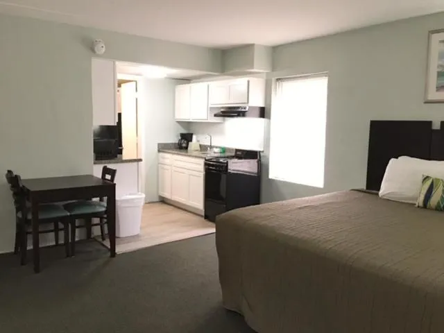 Non-Oceanfront King Room with Kitchen  in Ocean Plaza Motel