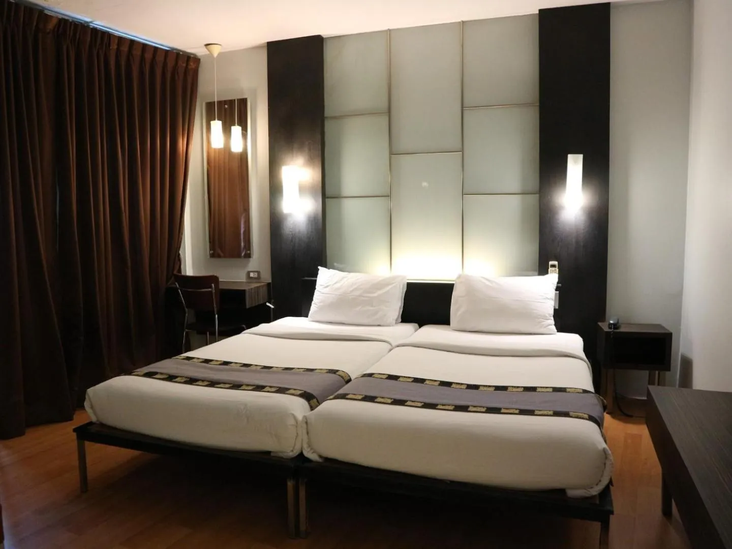 Deluxe Twin Room in Swana Bangkok Hotel