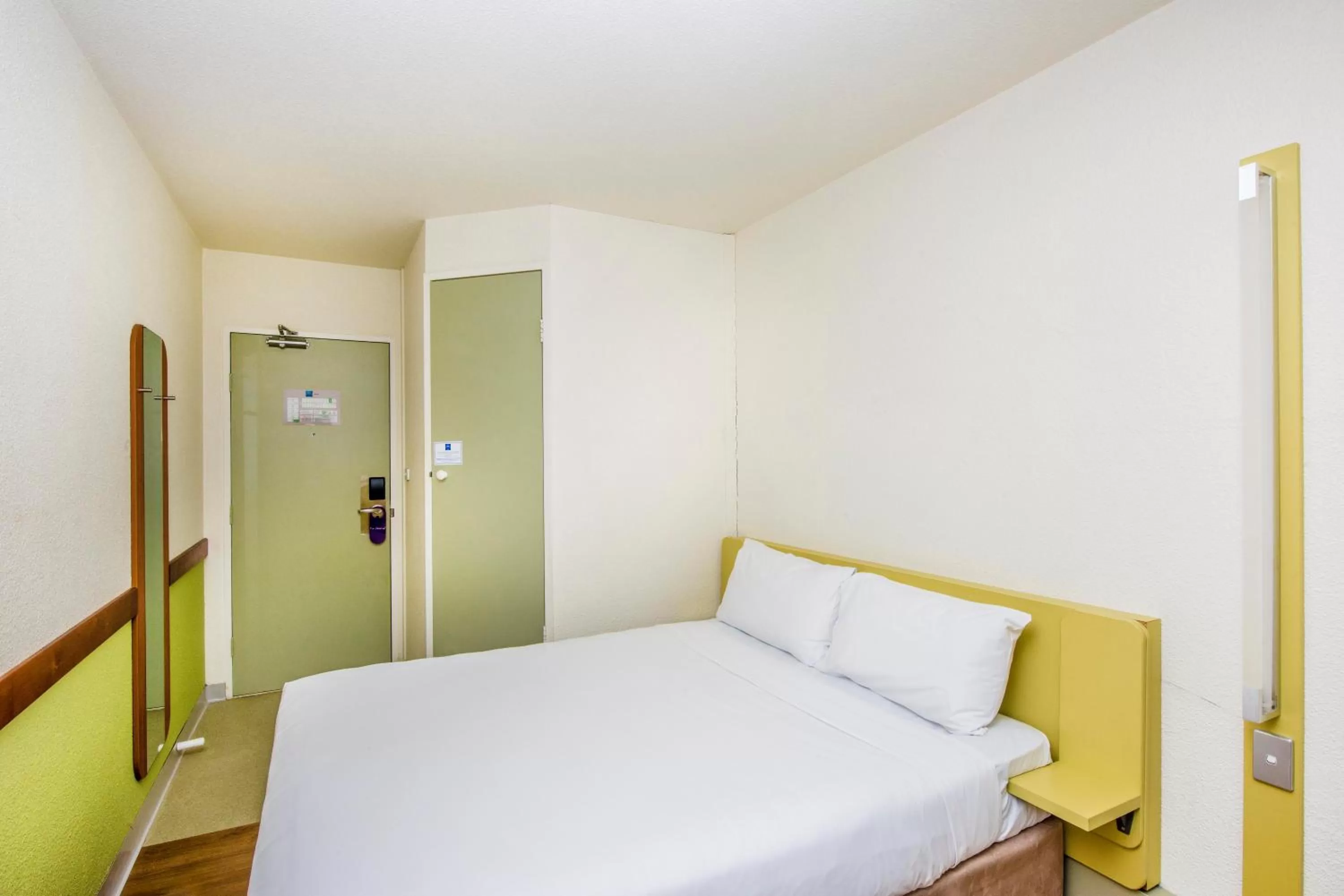 Standard Queen Room in ibis Budget - Newcastle