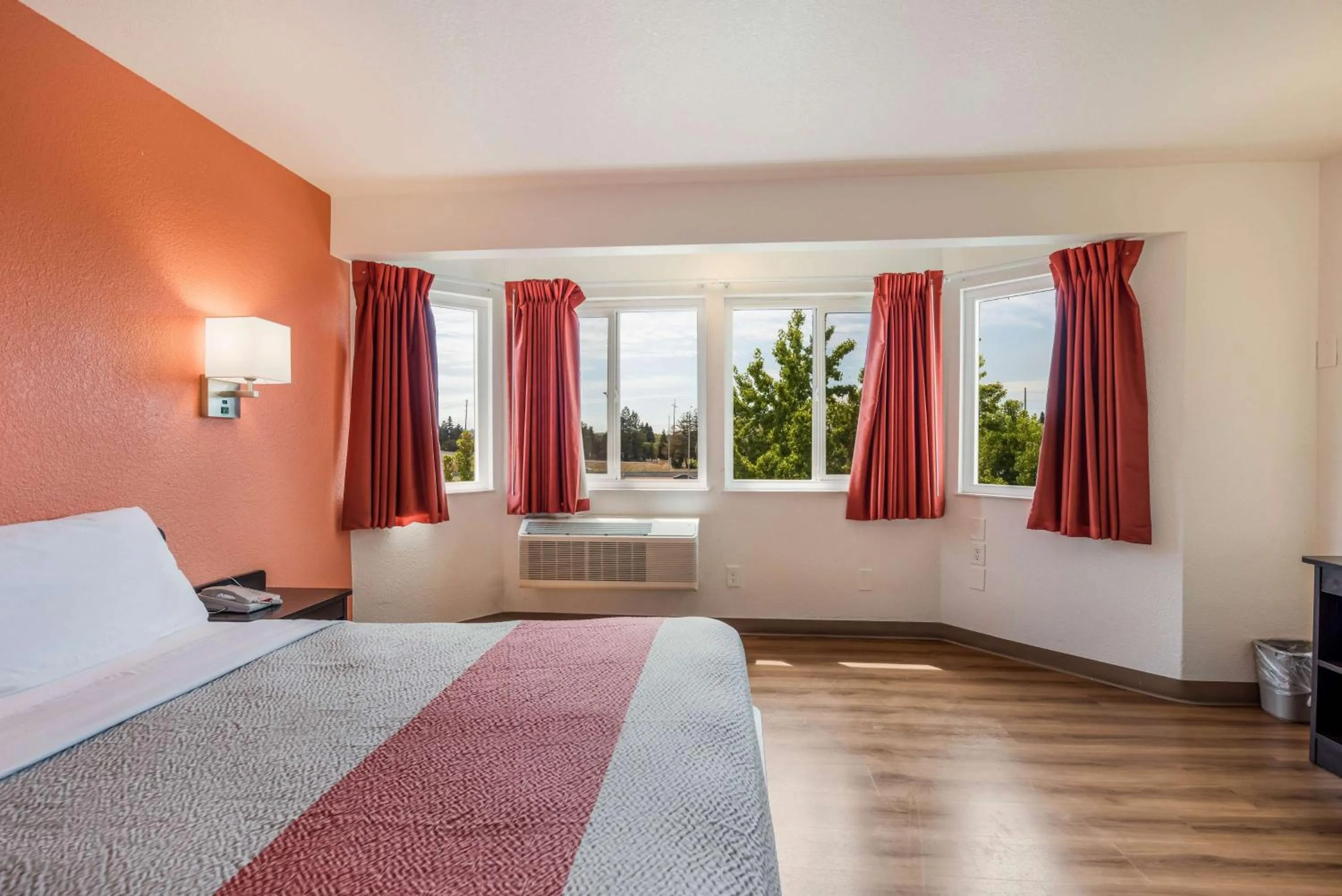 Deluxe Queen Suite in Motel 6-Rohnert Park, CA