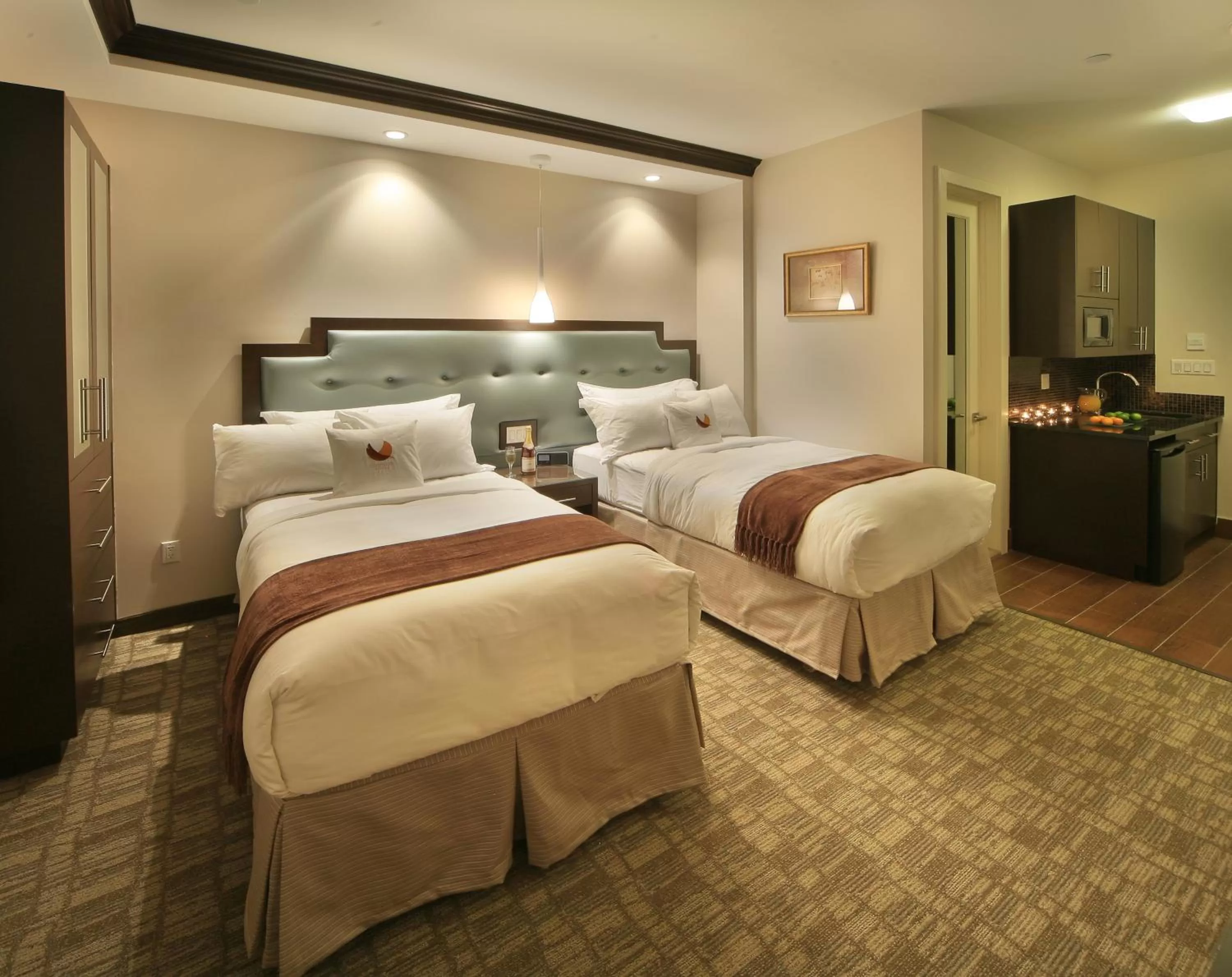 Plush Corner Room  in Aura Hotel Brooklyn