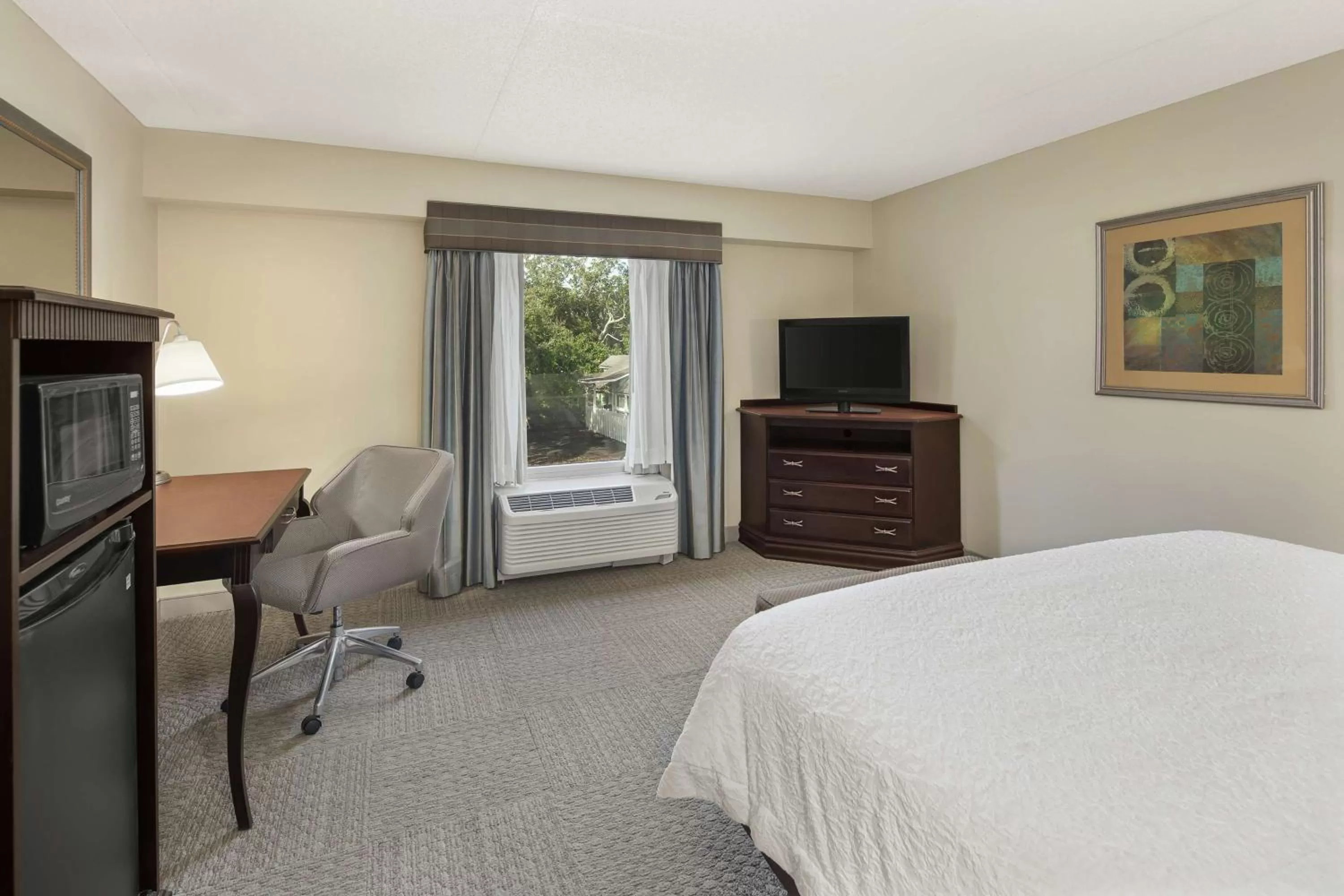 King Room with Walk-in Shower - Non-Smoking in Hampton Inn Fairhope-Mobile Bay, AL