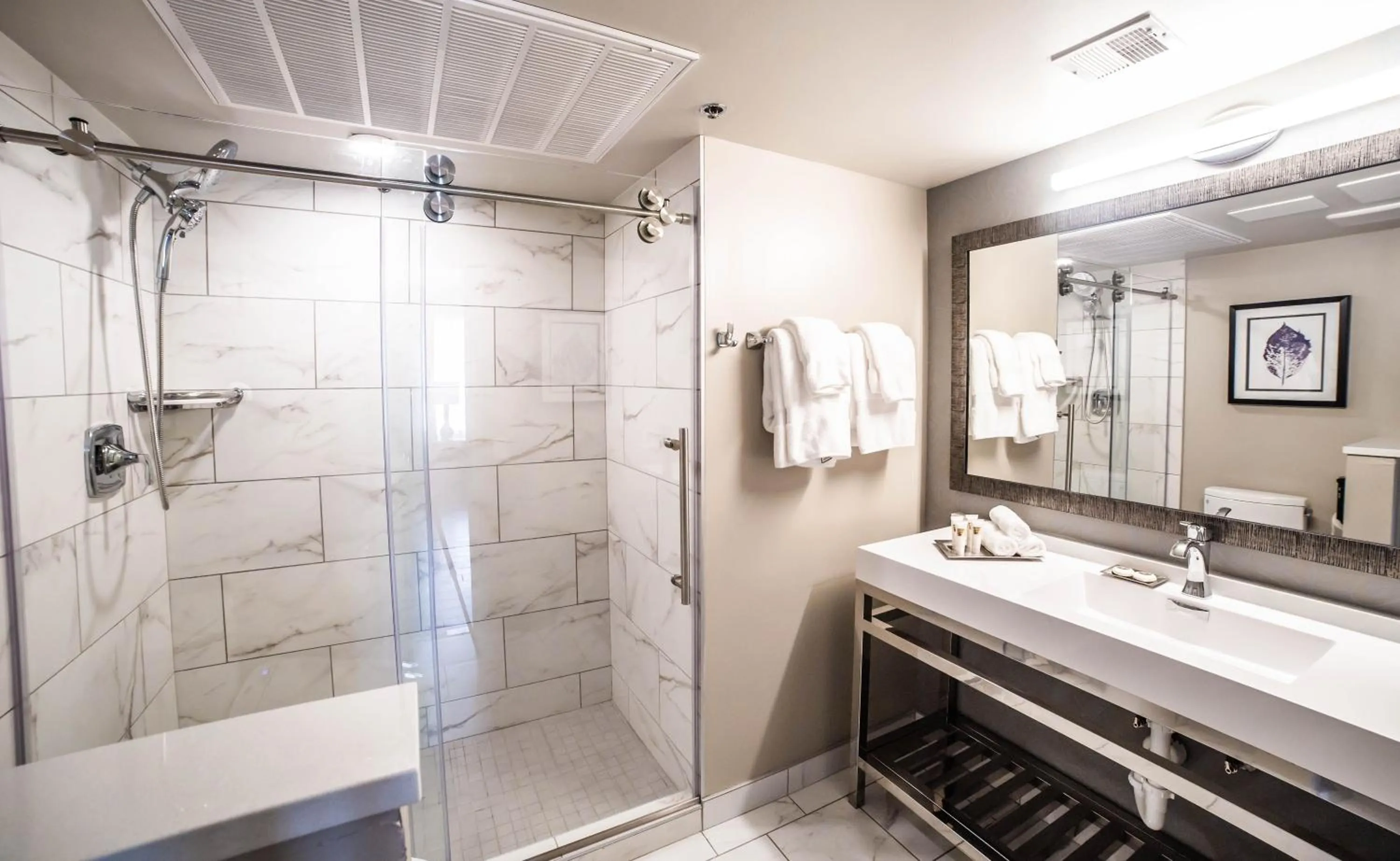 Premium King Room in Seven Gables Inn, St Louis West, a Tribute Portfolio Hotel