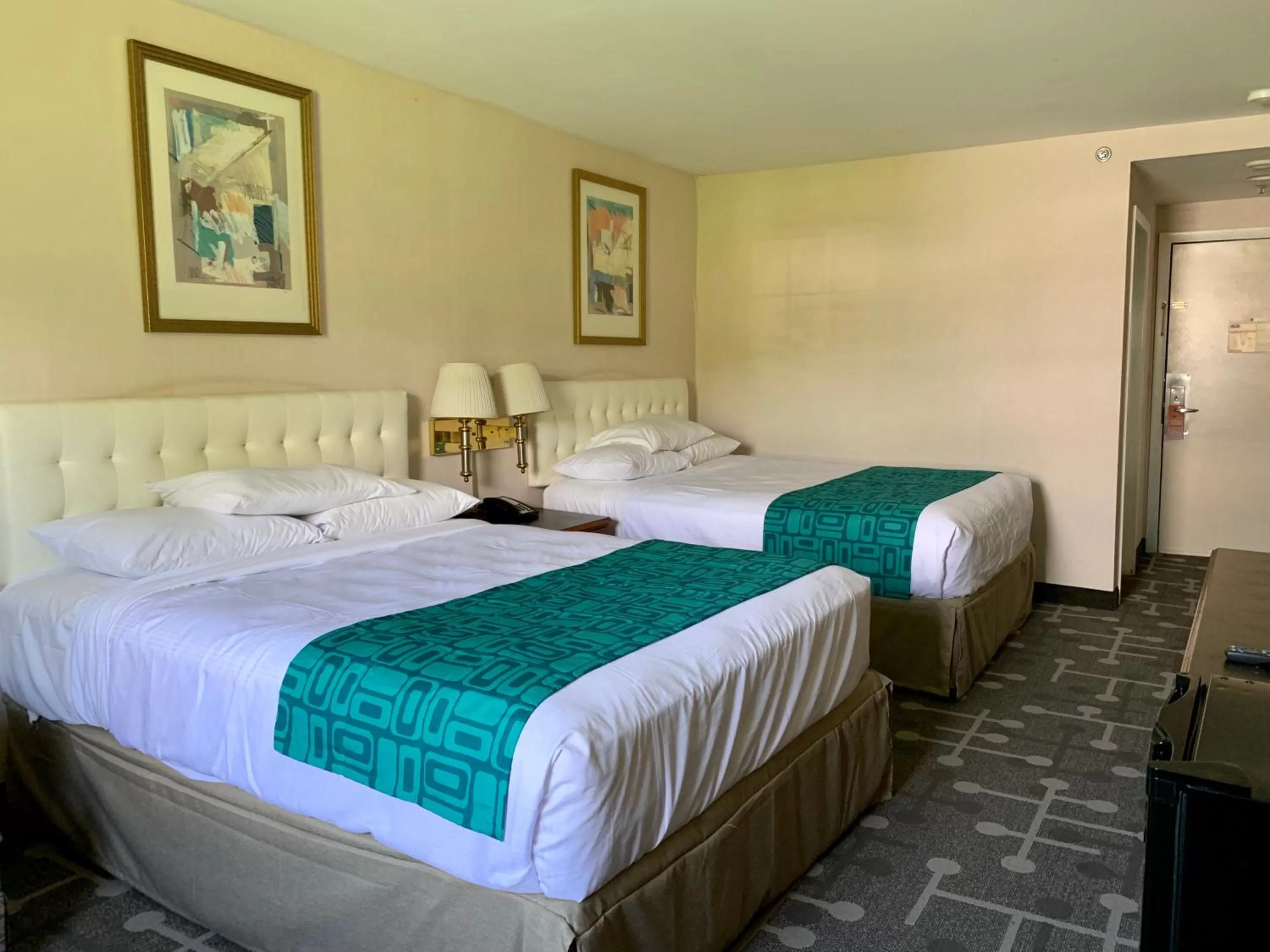 King Room- Non-Smoking in Howard Johnson by Wyndham Williamstown