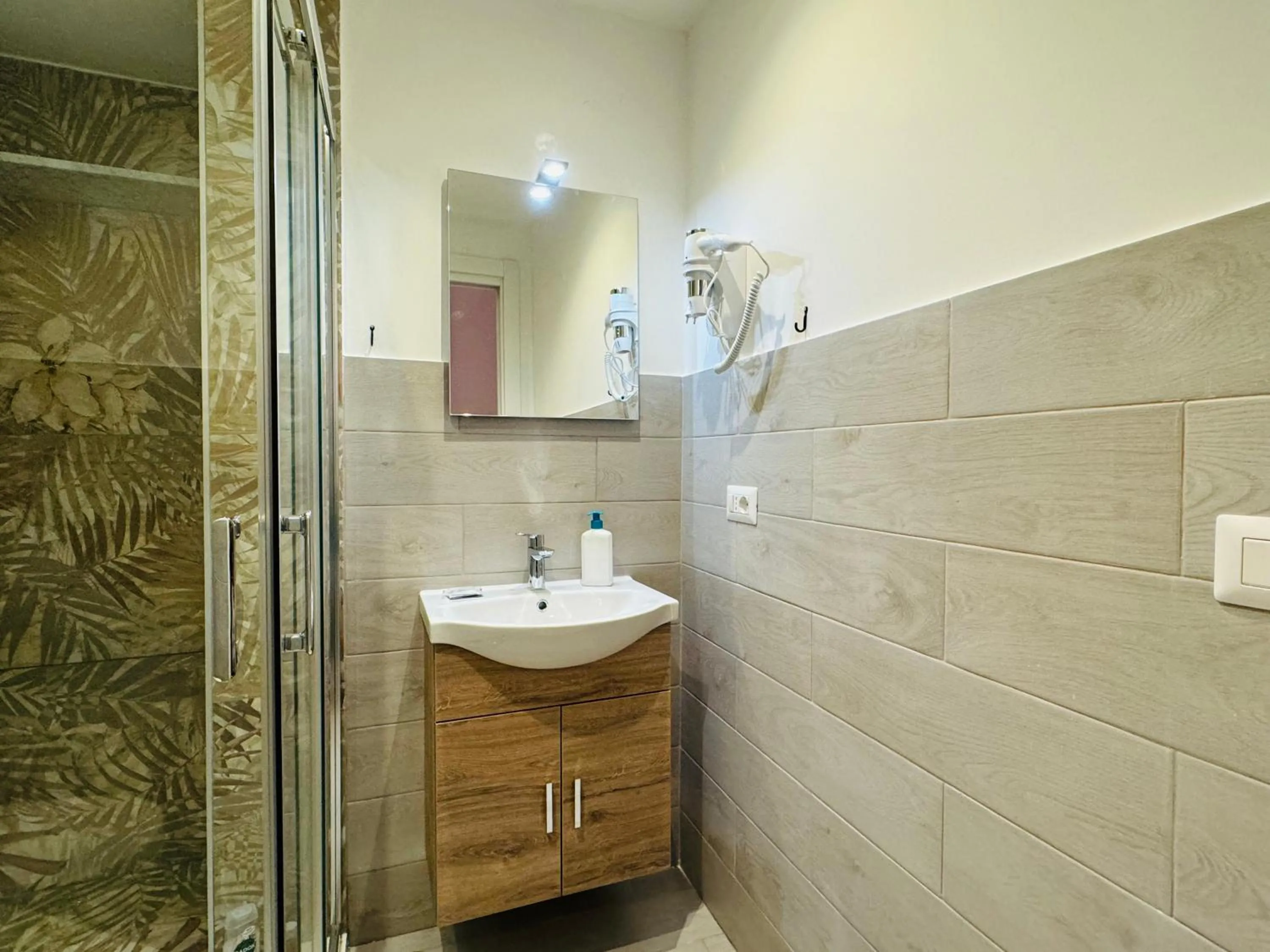 Single Room with Shared Bathroom in Hostel Mancini Naples