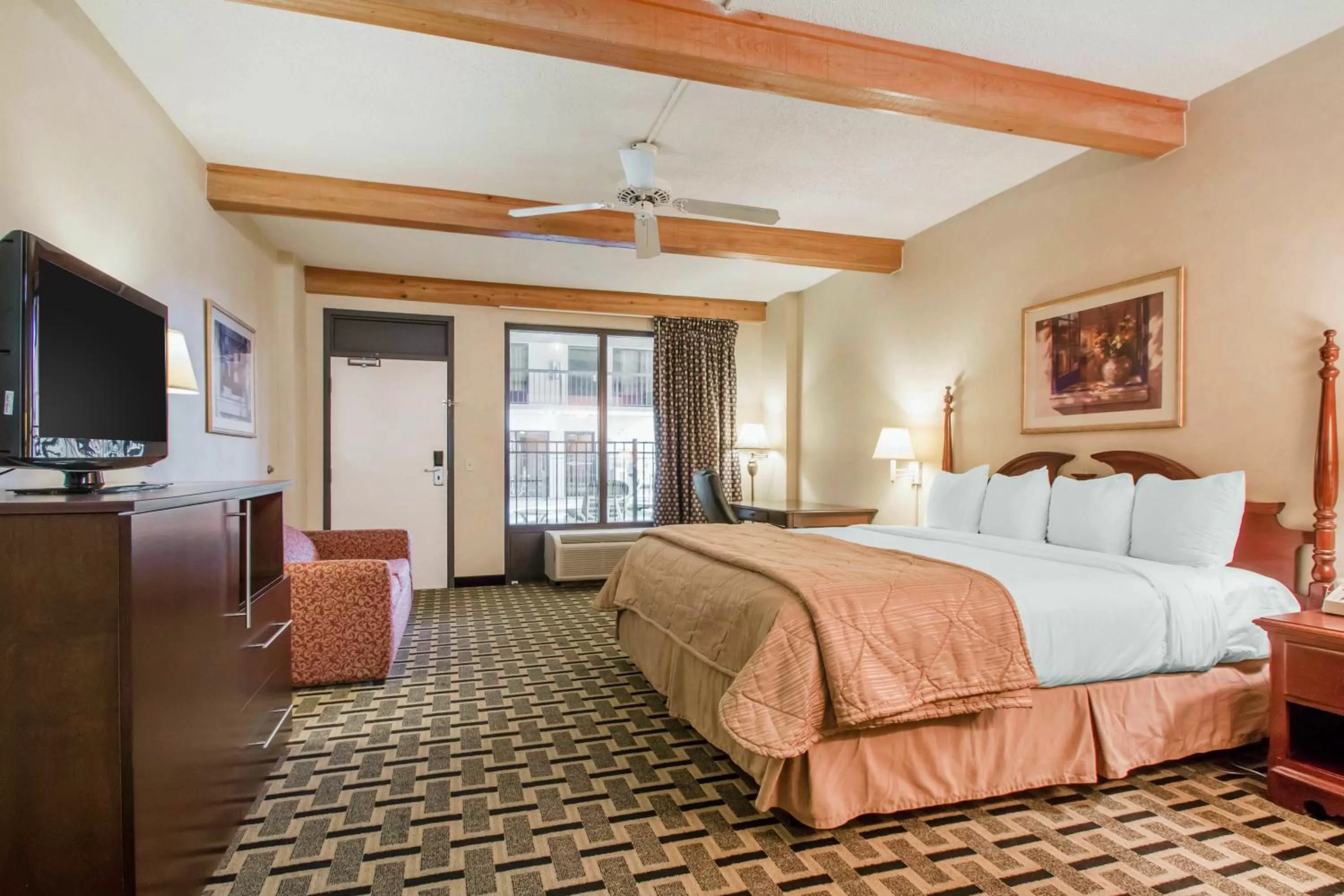 King Suite - Non-Smoking in Quality Inn & Suites Ridgeland
