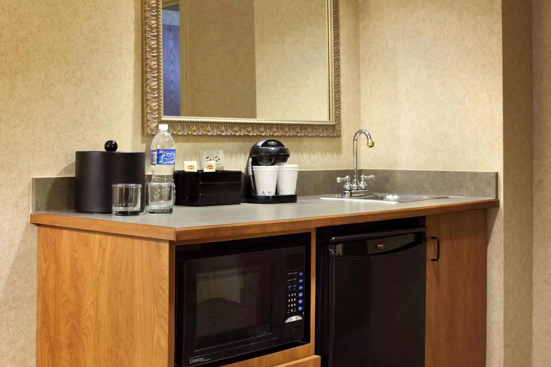 King Suite with Roll-In Shower - Non-Smoking in Embassy Suites by Hilton Columbia Greystone