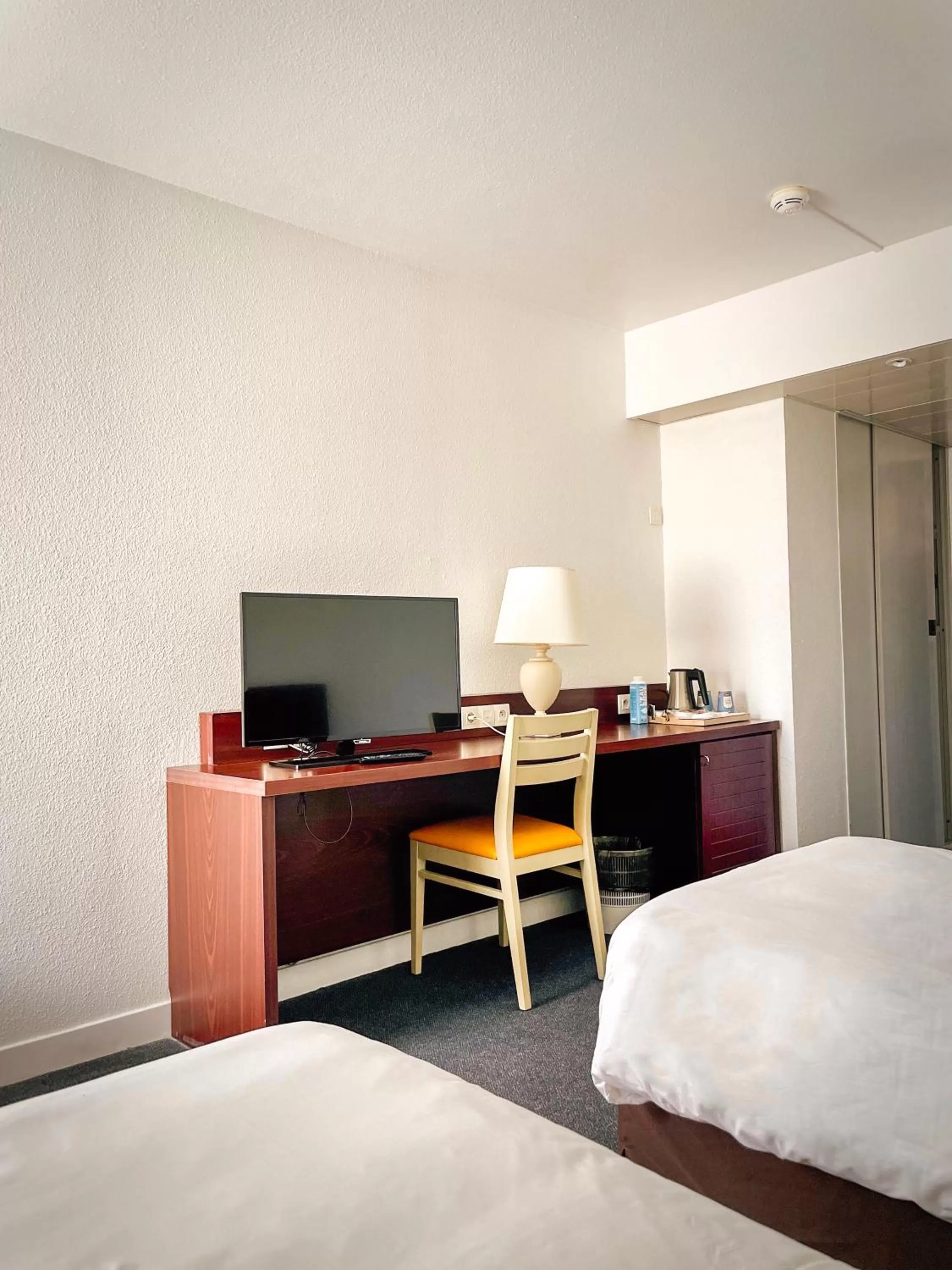 Superior Twin Room in Kyriad Nemours