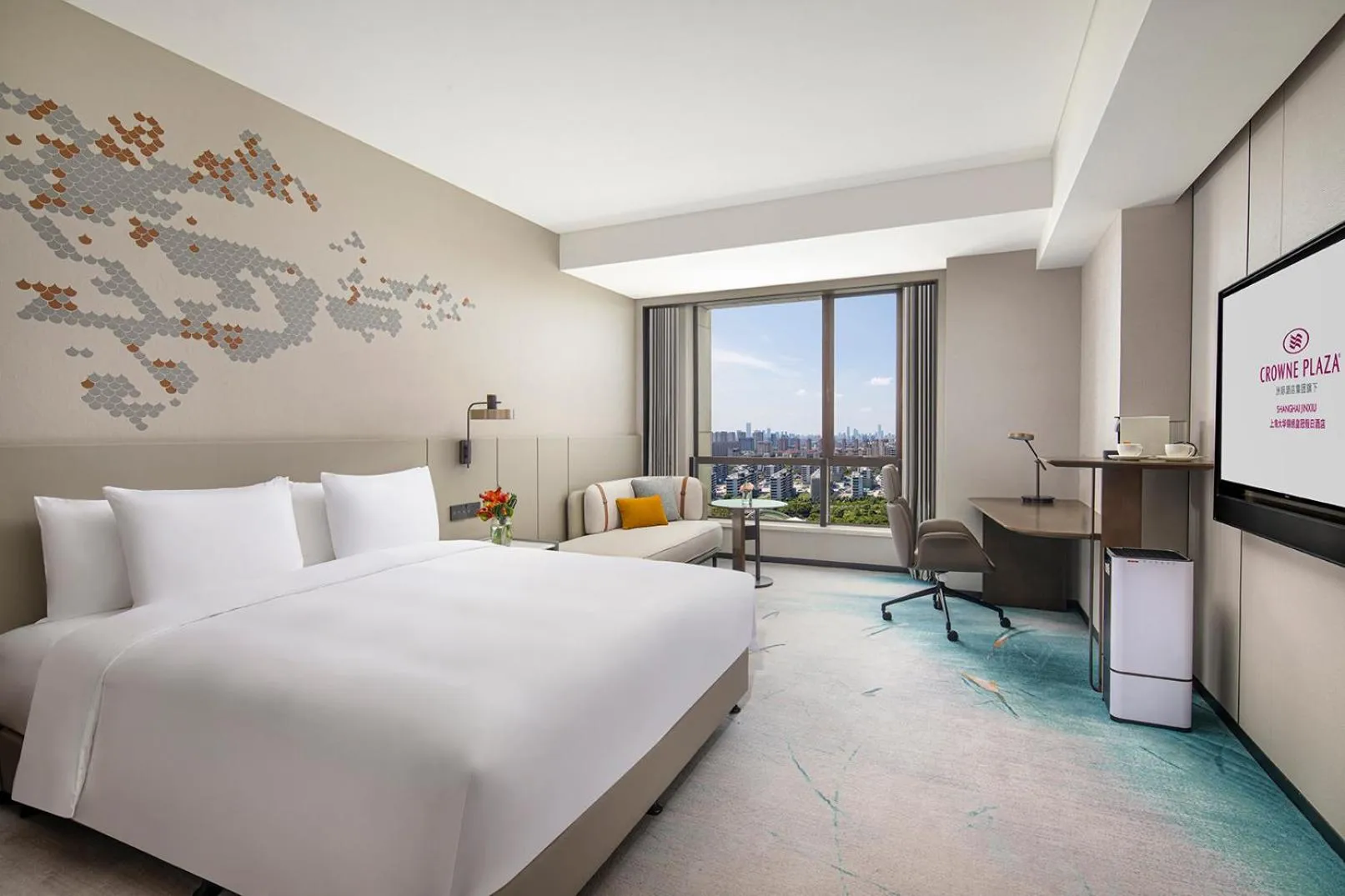 Standard King Room with Lounge Access in Crowne Plaza Shanghai Jinxiu by IHG