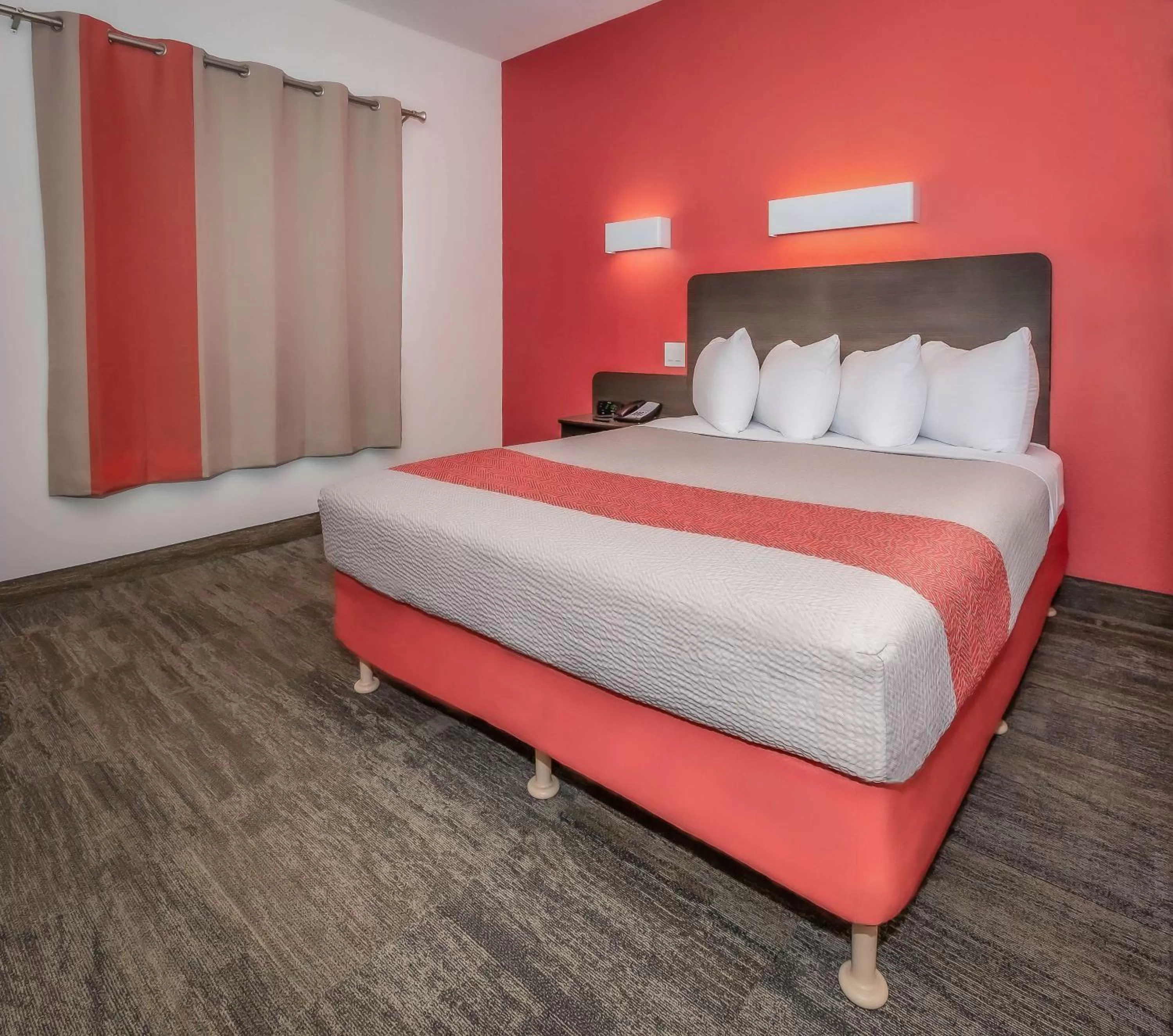 Queen Room - single occupancy - Non-Smoking in Motel 6-Saskatoon, SK