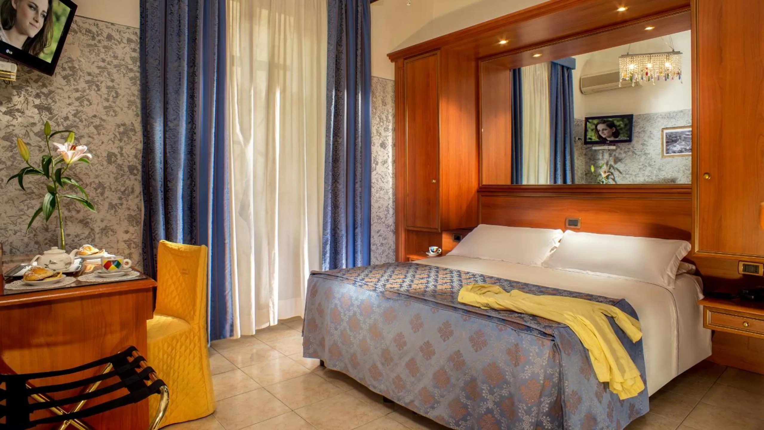 Double or Twin Room in Hotel Assisi