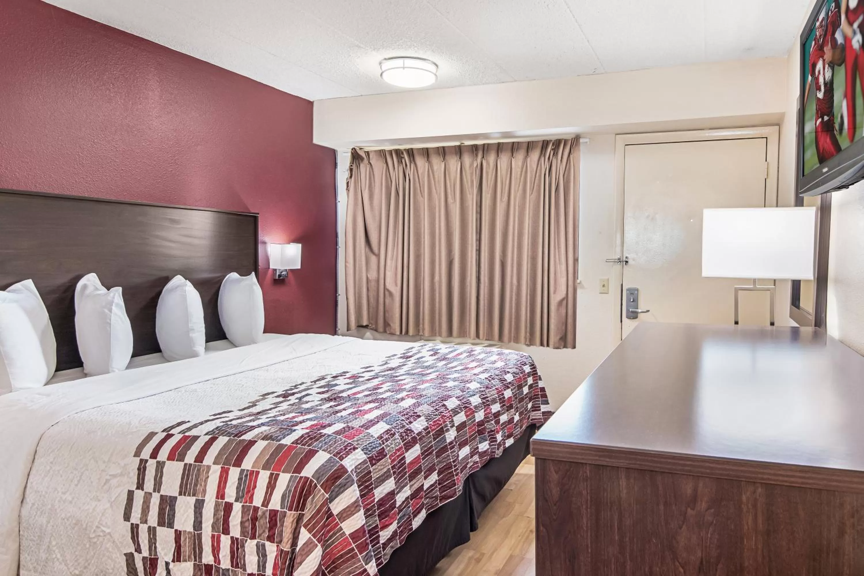 Standard King Room Disability Access Roll-In Shower Non-Smoking in Red Roof Inn Hampton Coliseum and Convention Center