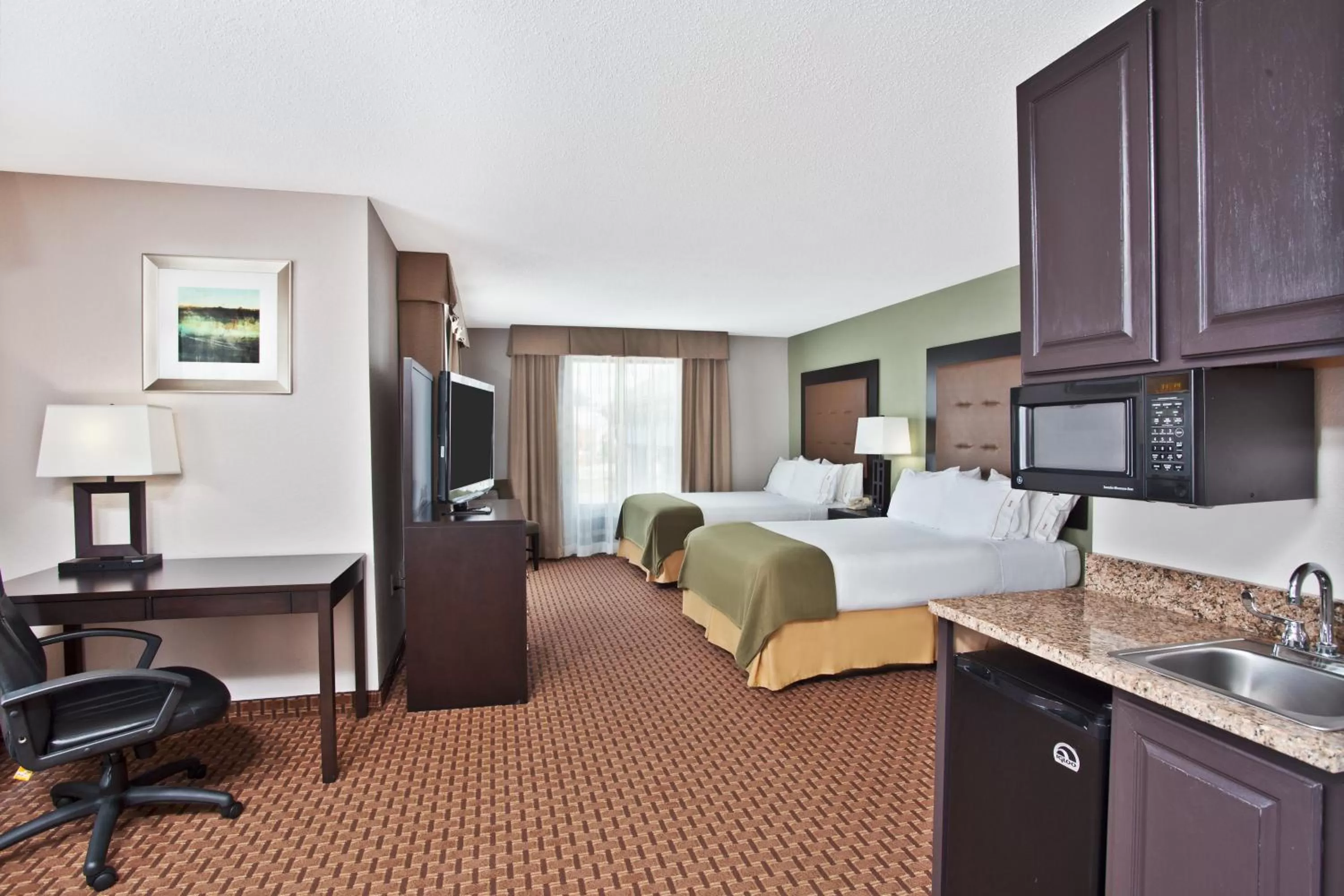 Deluxe Queen Suite in Holiday Inn Express Hotel and Suites Harrington - Dover Area, an IHG Hotel