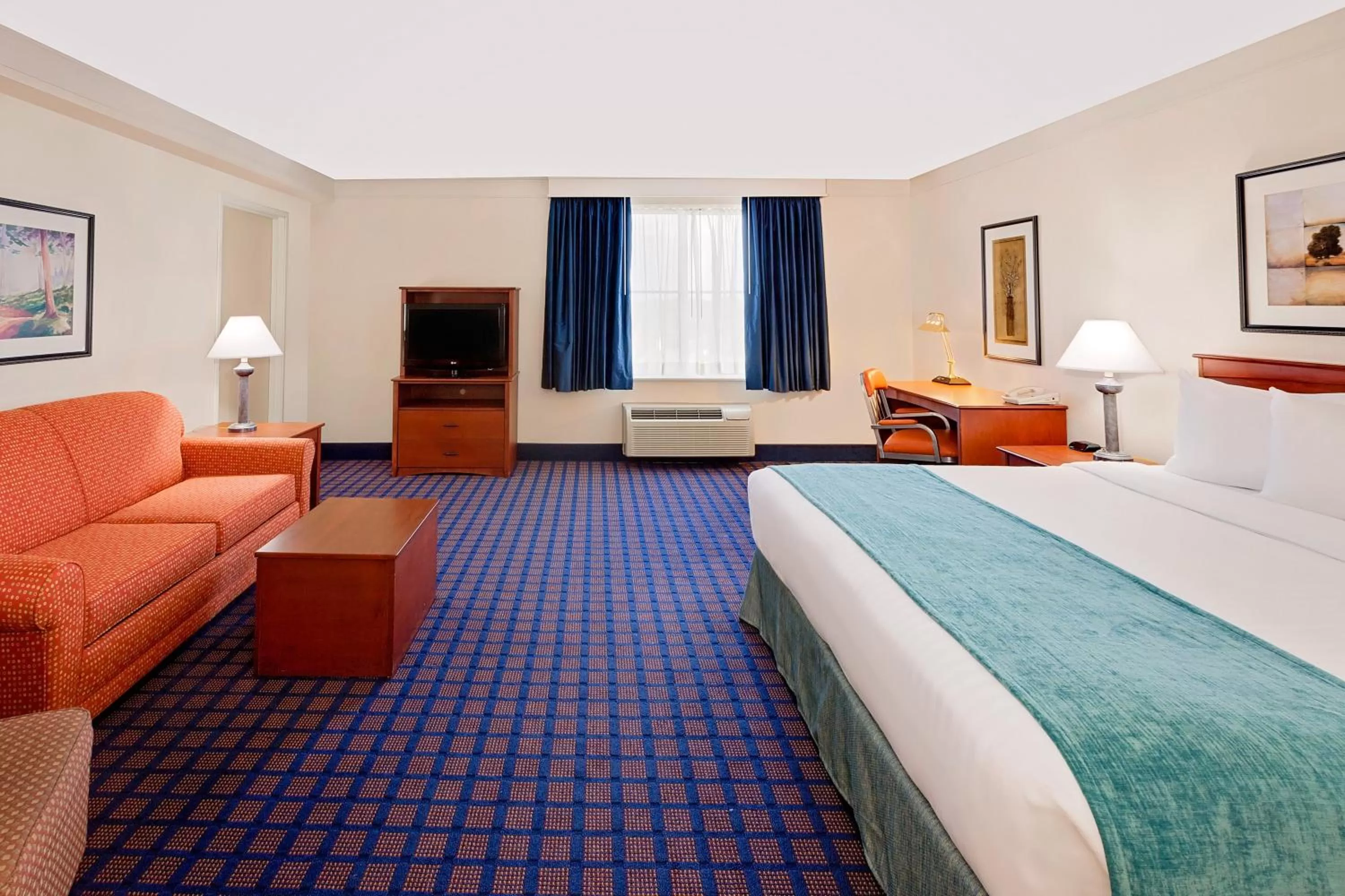 Deluxe King Suite in Baymont by Wyndham Grand Rapids SW/Byron Center