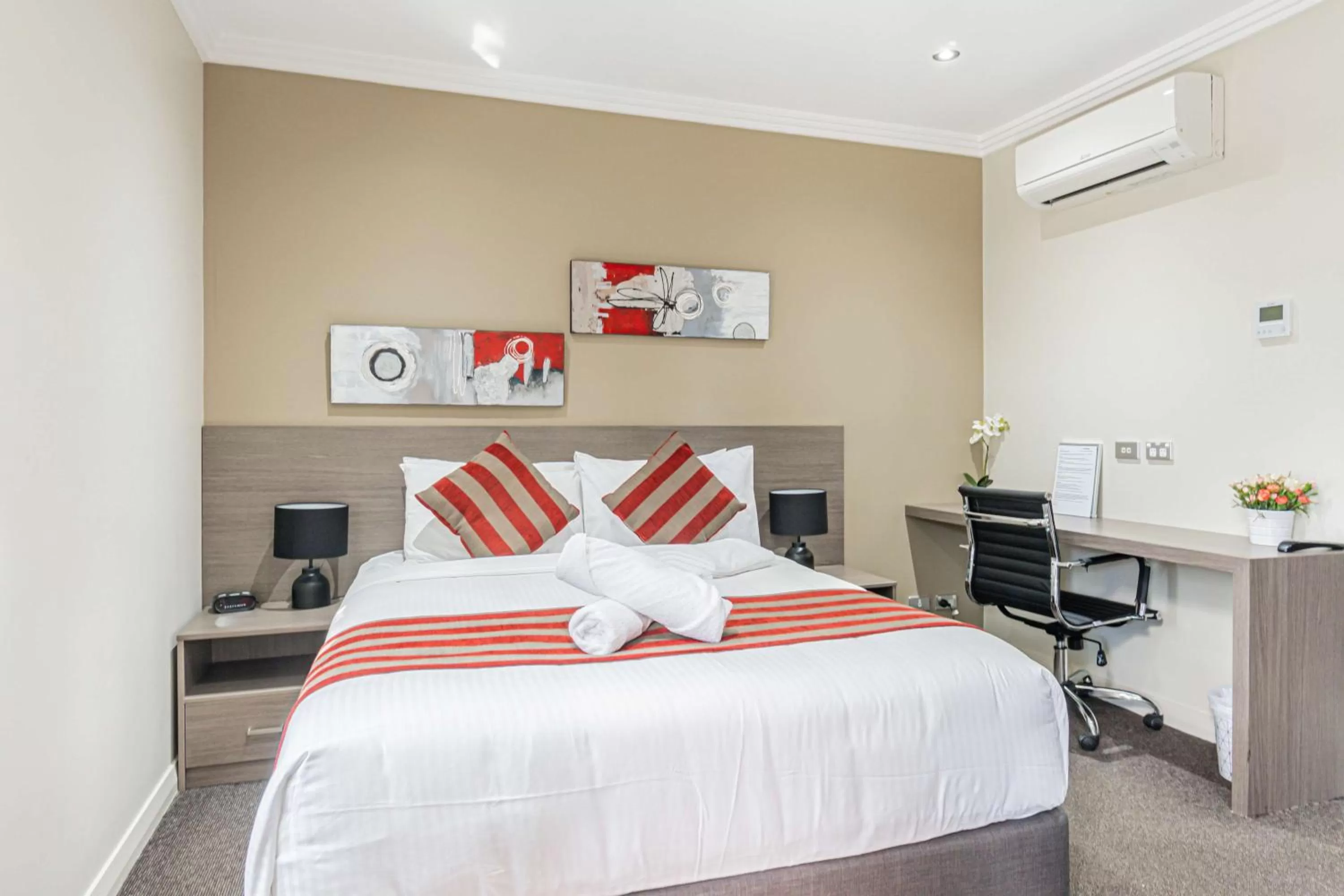 Standard Queen Room in Best Western Plus Camperdown Suites