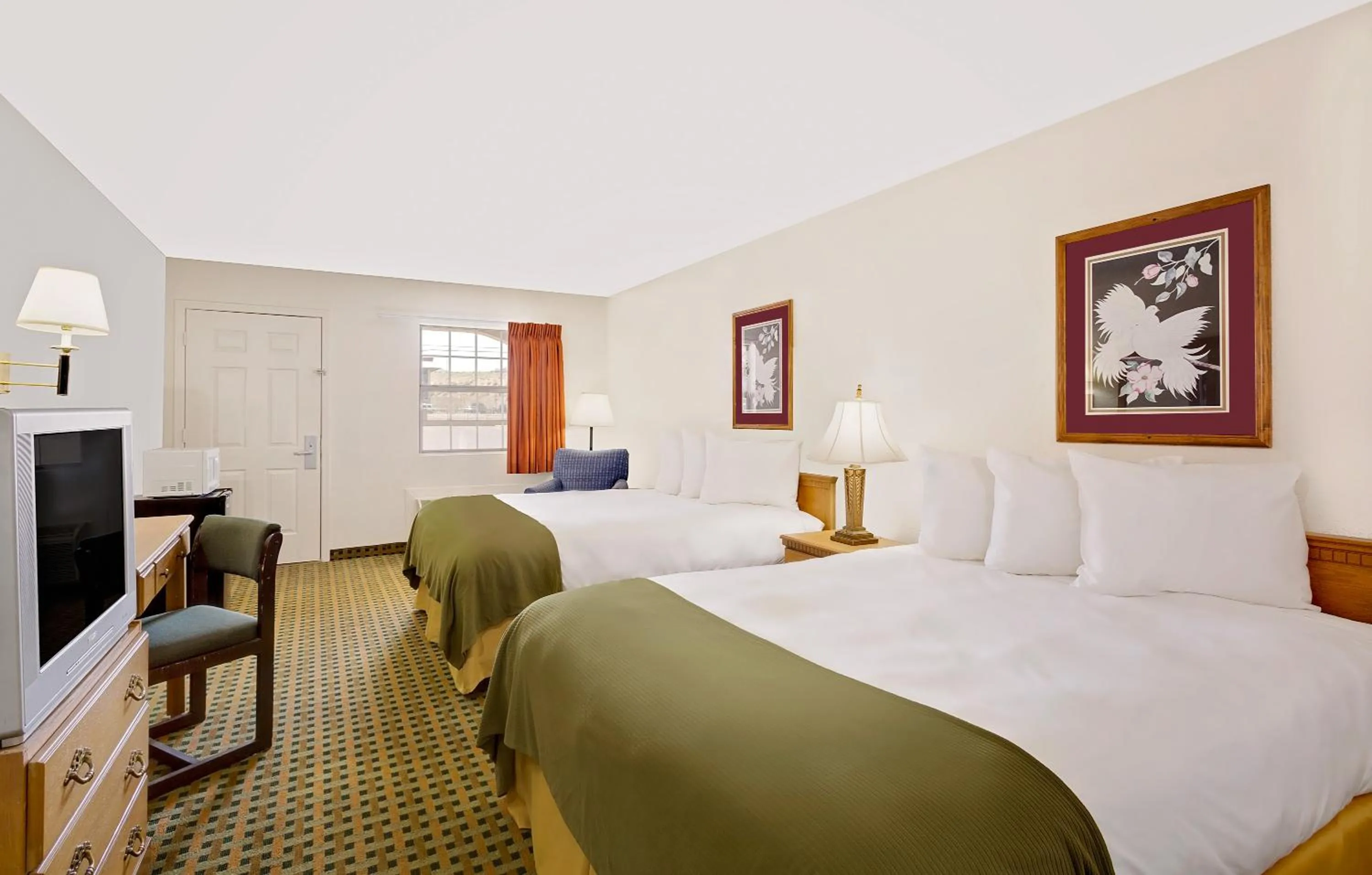 Queen Room in Silver Queen Inn