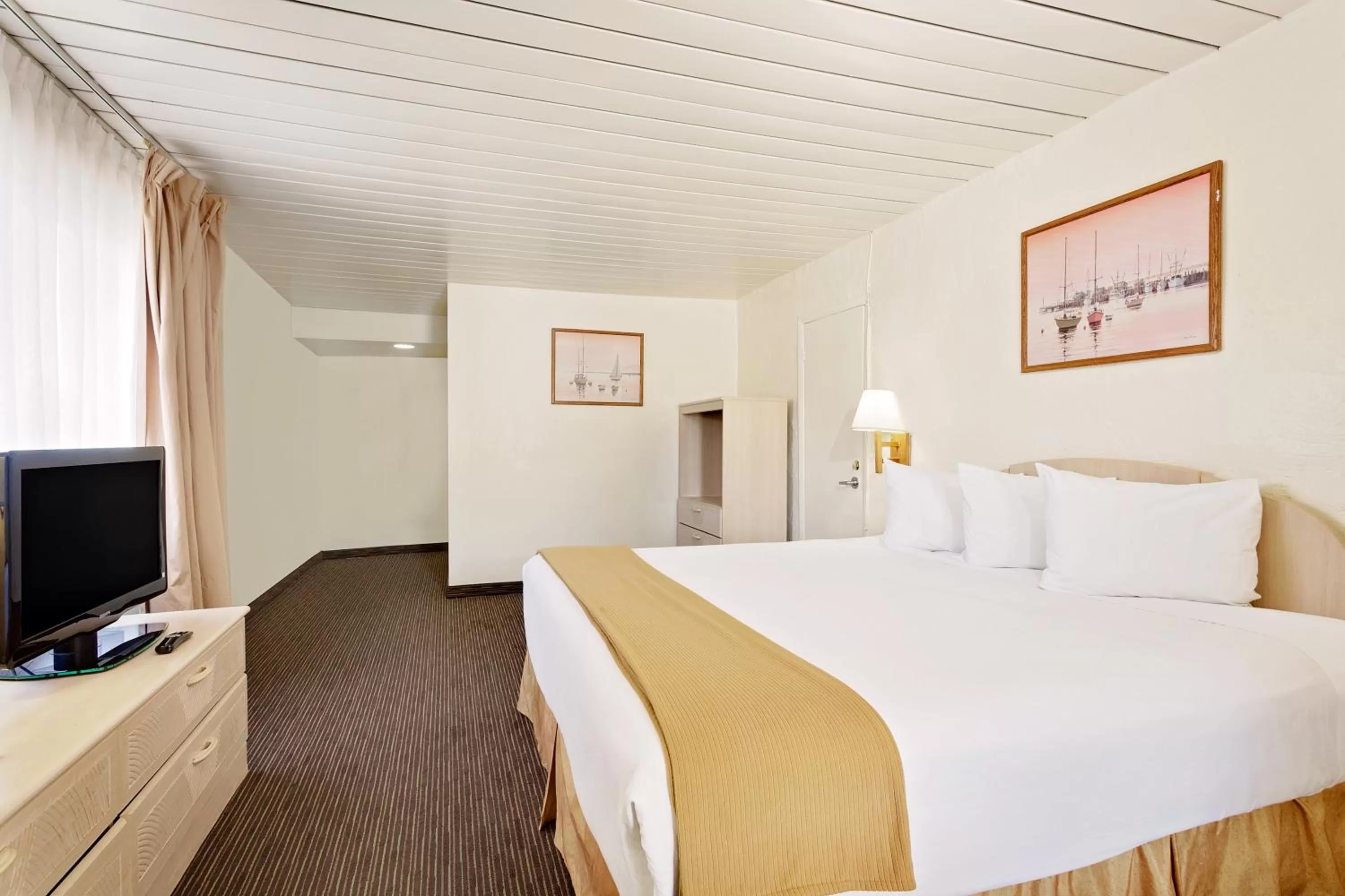 King Room - Non-Smoking in Knights Inn Page