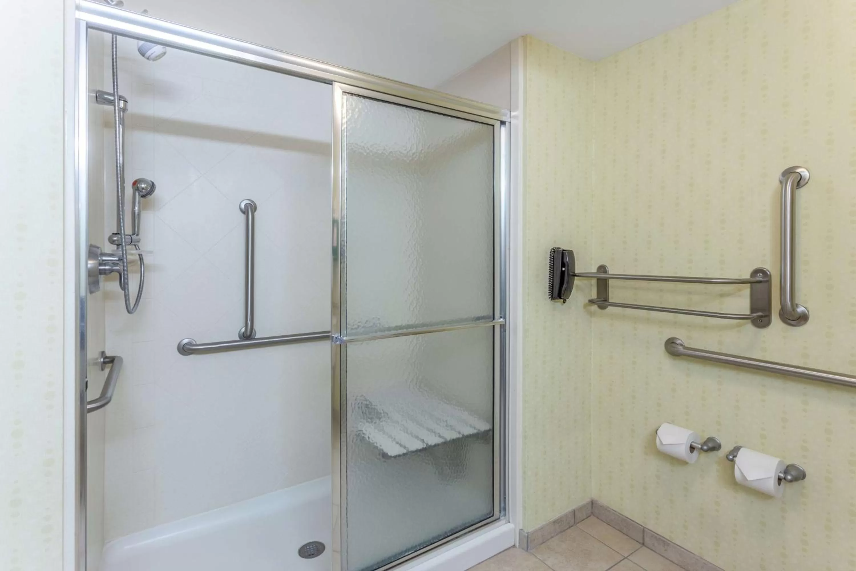 King Room with Accessible Tub - Mobility and Hearing Access/Non-Smoking in Hampton Inn Richmond - South