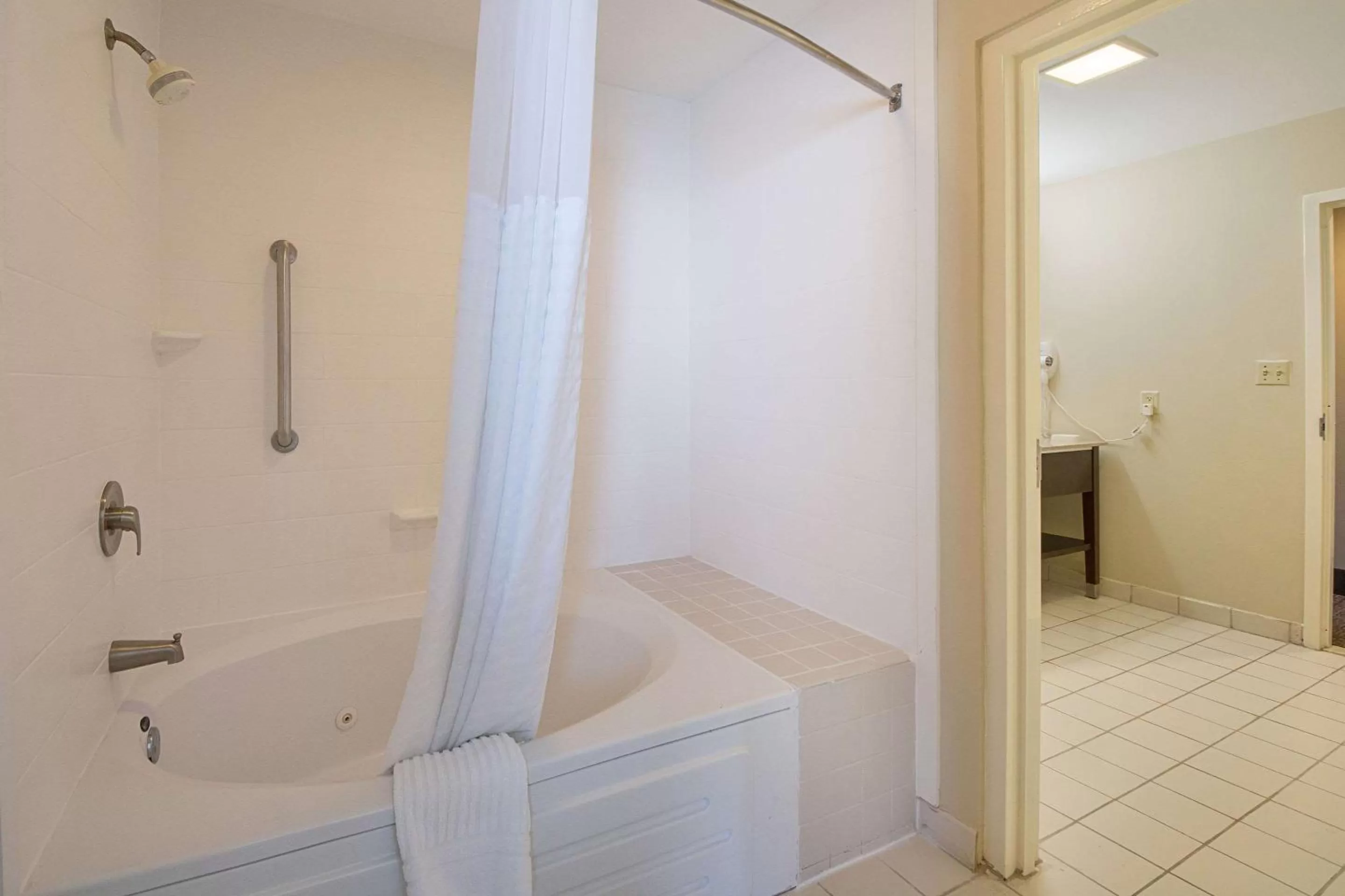 Queen Suite with Two Queen Beds - Non-Smoking in Comfort Suites Beachside