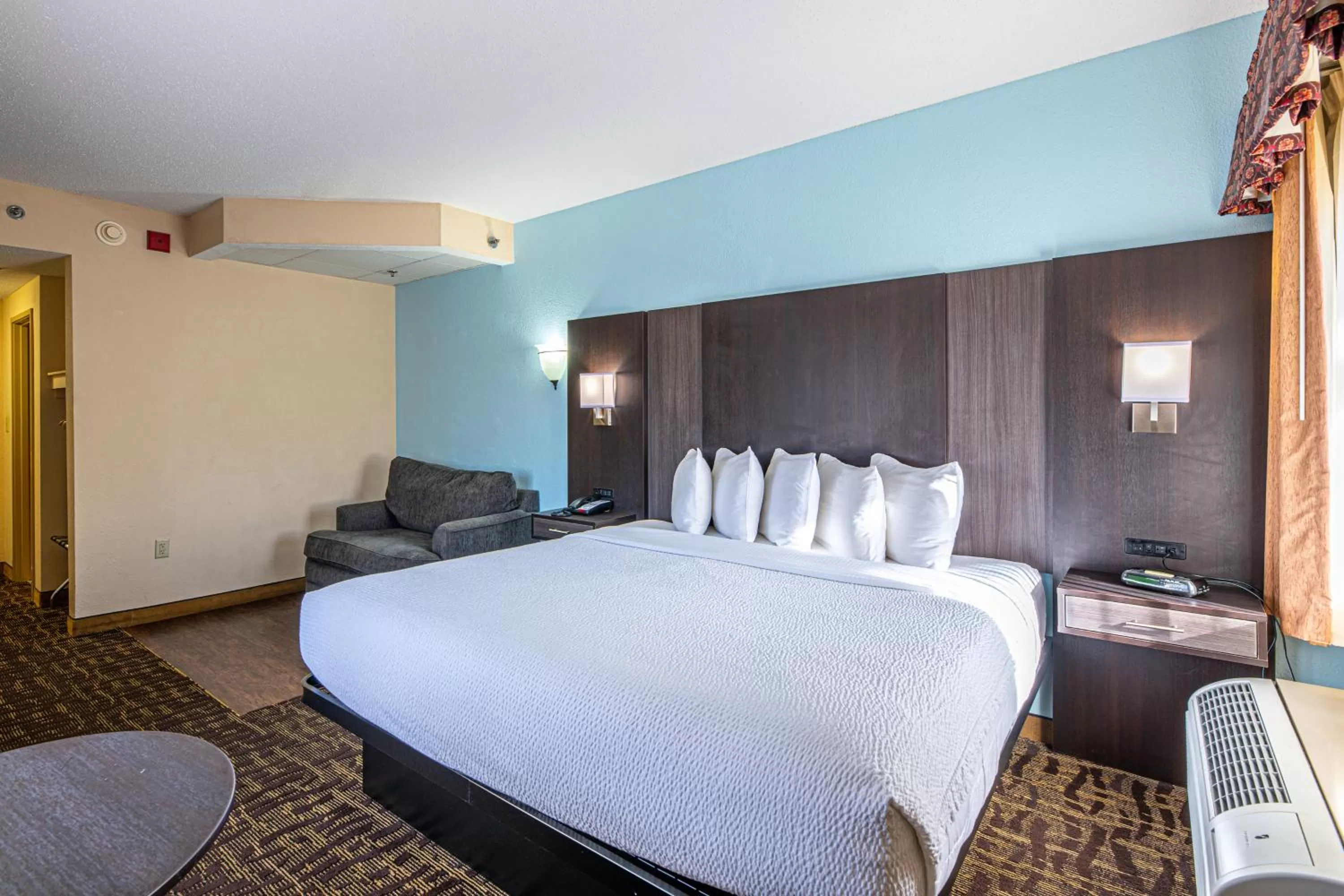 King Room in River Bend Inn - Pigeon Forge