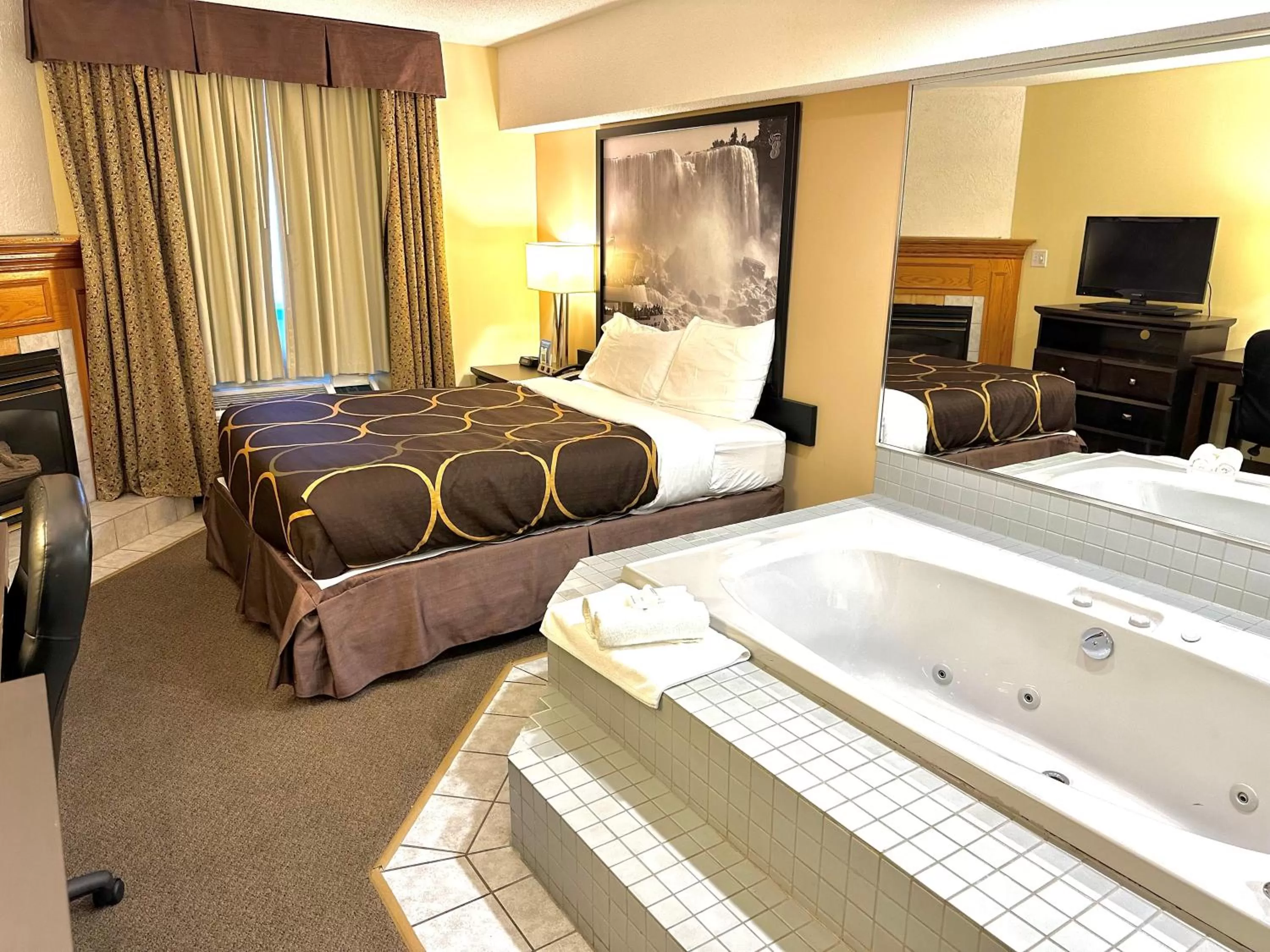 Deluxe Queen Room - Non-Smoking in Super 8 by Wyndham Niagara Falls by the Falls