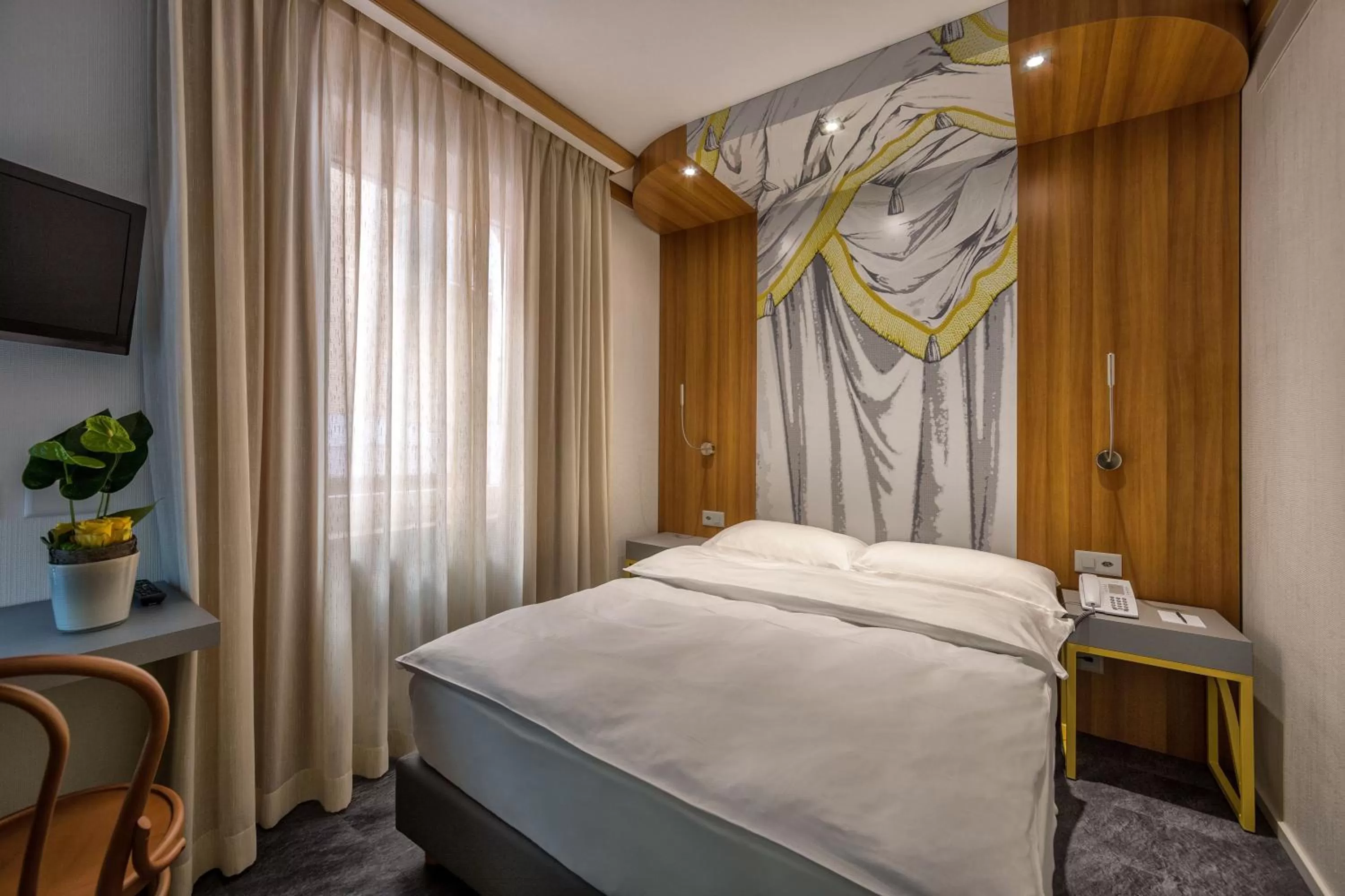 Budget Single Room with Courtyard View in Albergo Carcani by Ketty & Tommy