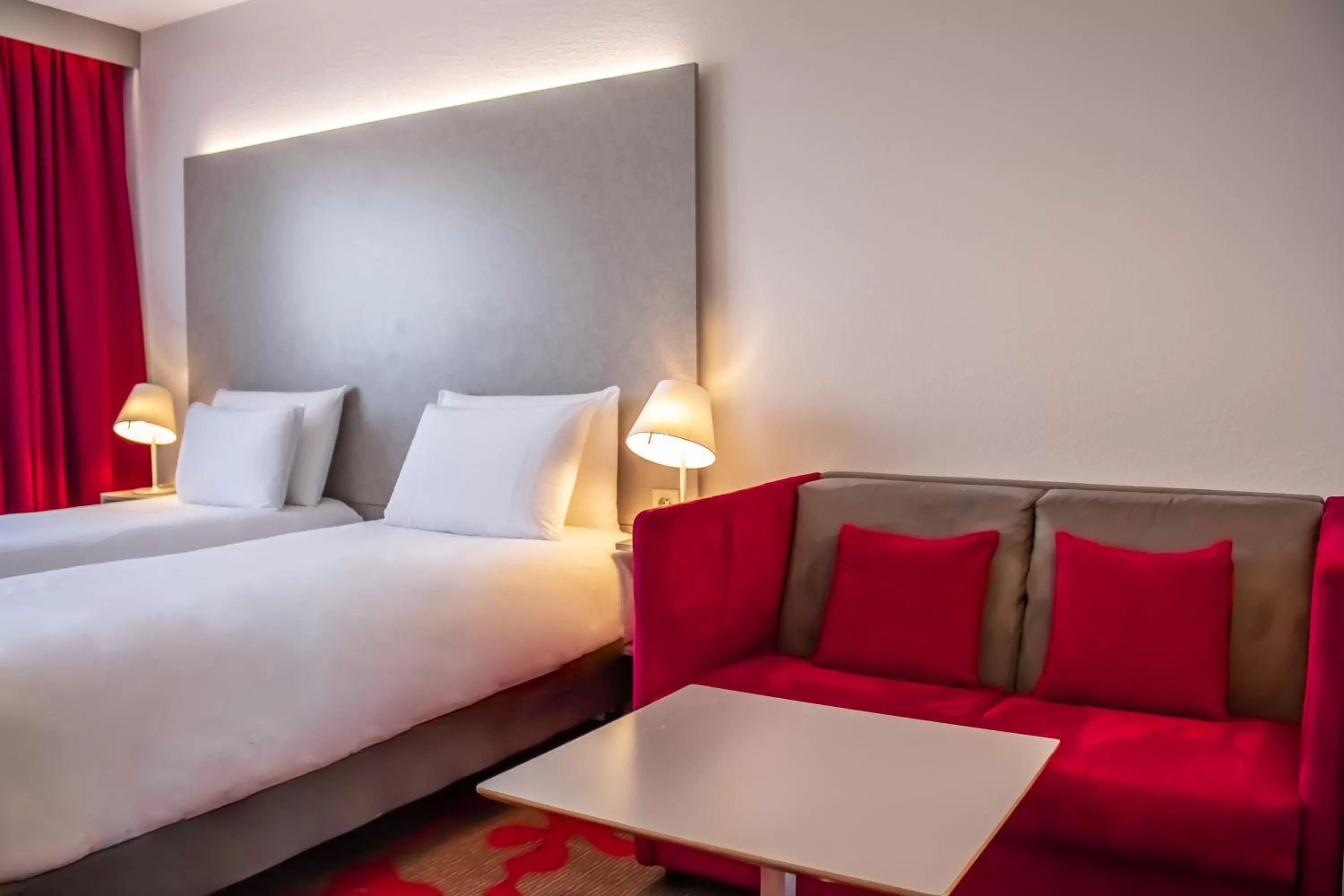Photo of the whole room, Bed in Mercure Tours Nord