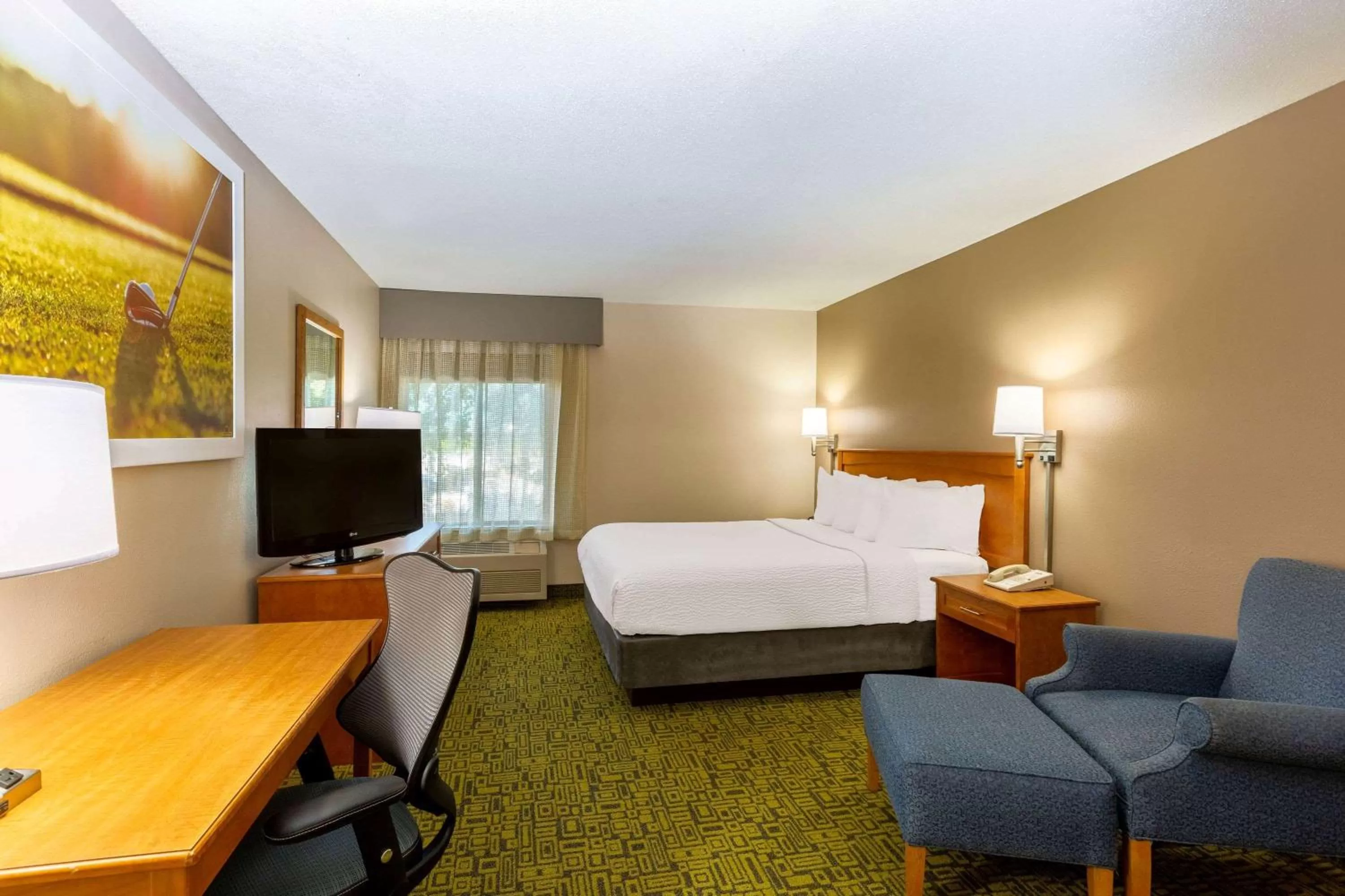 Queen Room - Non-Smoking in Days Inn & Suites by Wyndham Madison