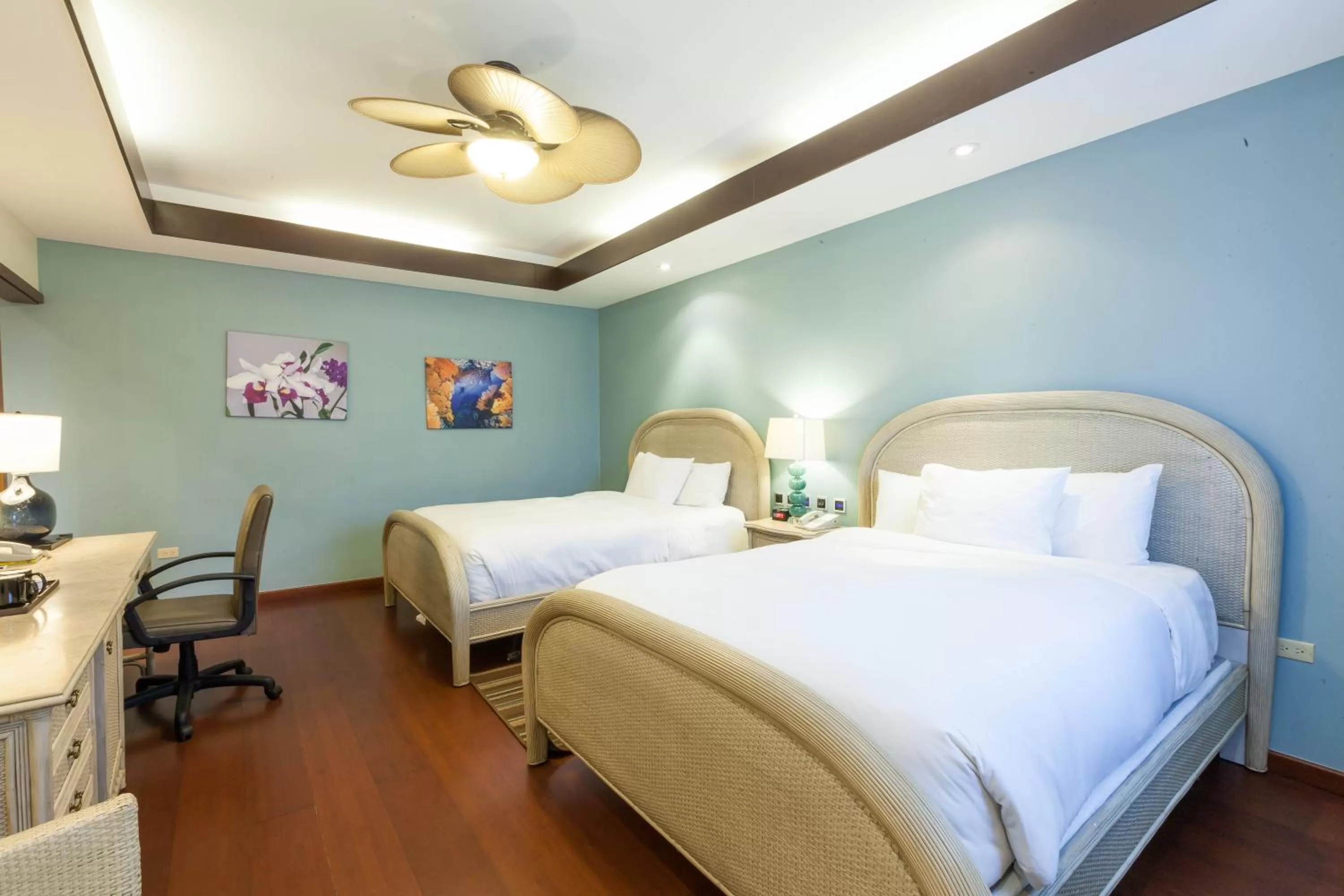 Standard Twin Queen bed  in Surfrider Resort Hotel